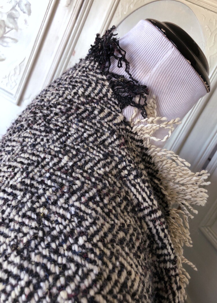 VTG WOOL WOVEN HOUNDSTOOTH IVORY CHARCOAL GRAY-BLACK PONCHO CAPE FRINGED EUC
