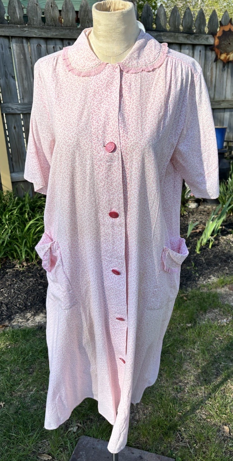 VTG 1950s House Dress Wife Pink COTTON Button Pocket Lace XL 42x42x48 43″Long