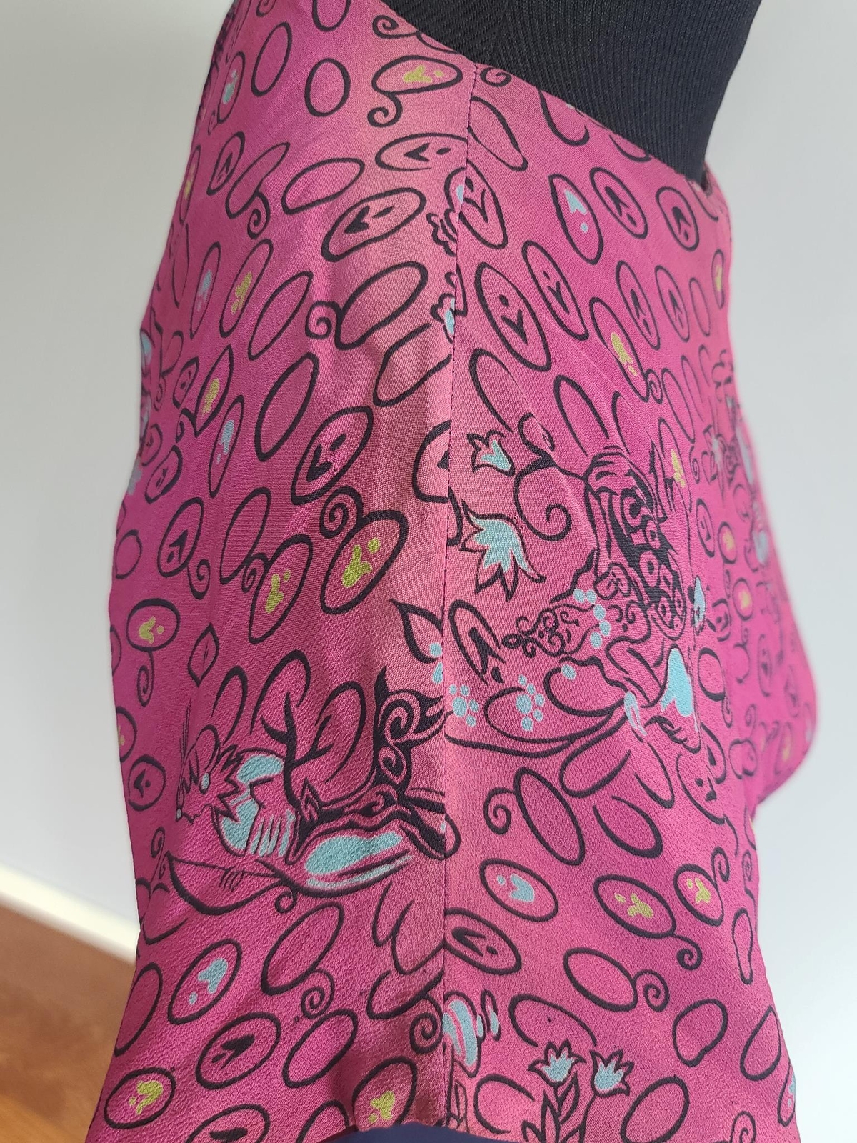 Vintage 1940s Genie Deer Animal Novelty Print Dress Pink Blue Rayon (Waist 27″)