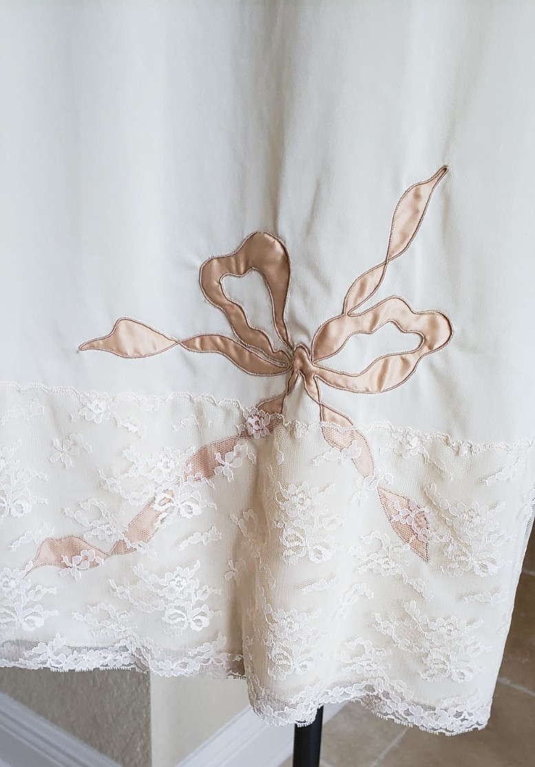 VNTG Bali Lacy Full Slip Ribbon Applique at Front & At Slit Back Nylon Sz 34 SH