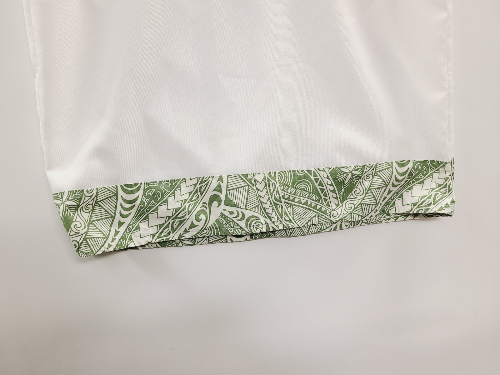 Hawaiian Dress Vintage Size L White and Green Midi Tribal Print Short Sleeve