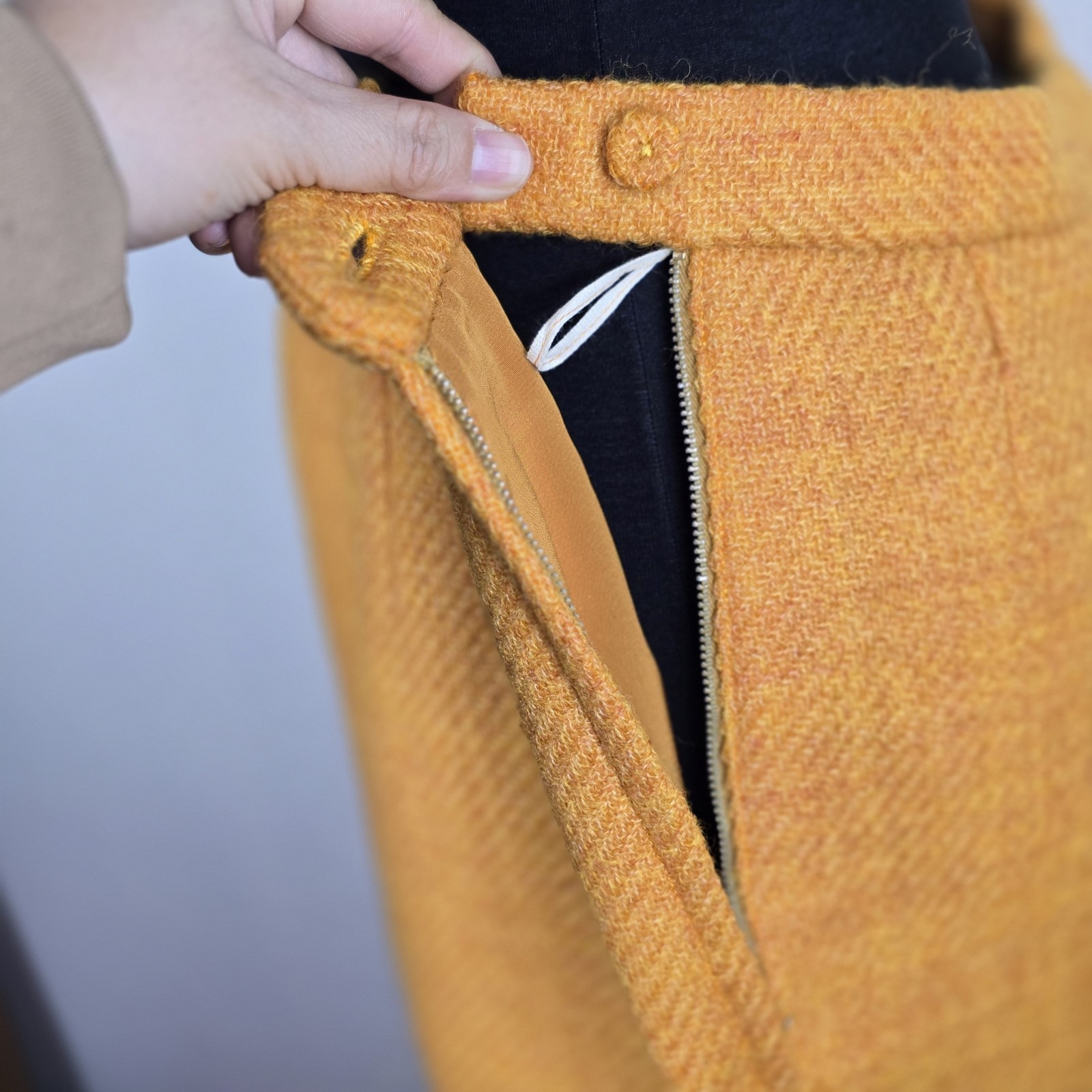 Vintage 1960s Women’s Rust Yellow Bouclé Wool Skirtsuit Mad Men Size 12