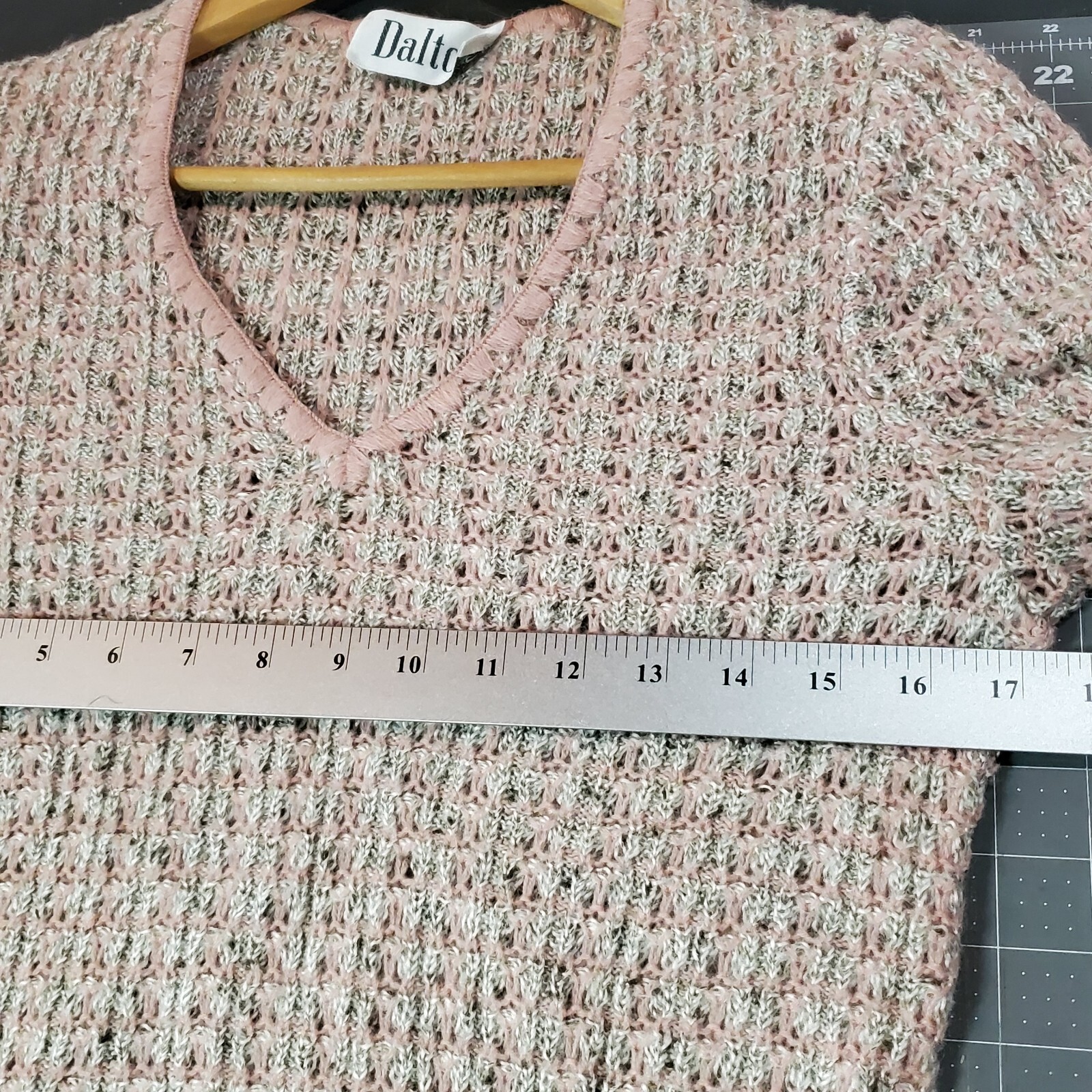 Vintage 70’s Dalton Pink White V-Neck Pullover Knit Sweater Size Small