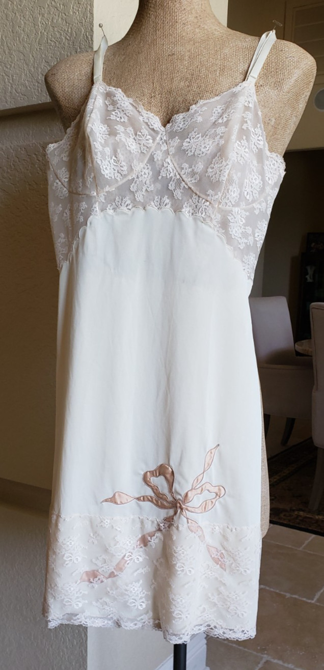 VNTG Bali Lacy Full Slip Ribbon Applique at Front & At Slit Back Nylon Sz 34 SH