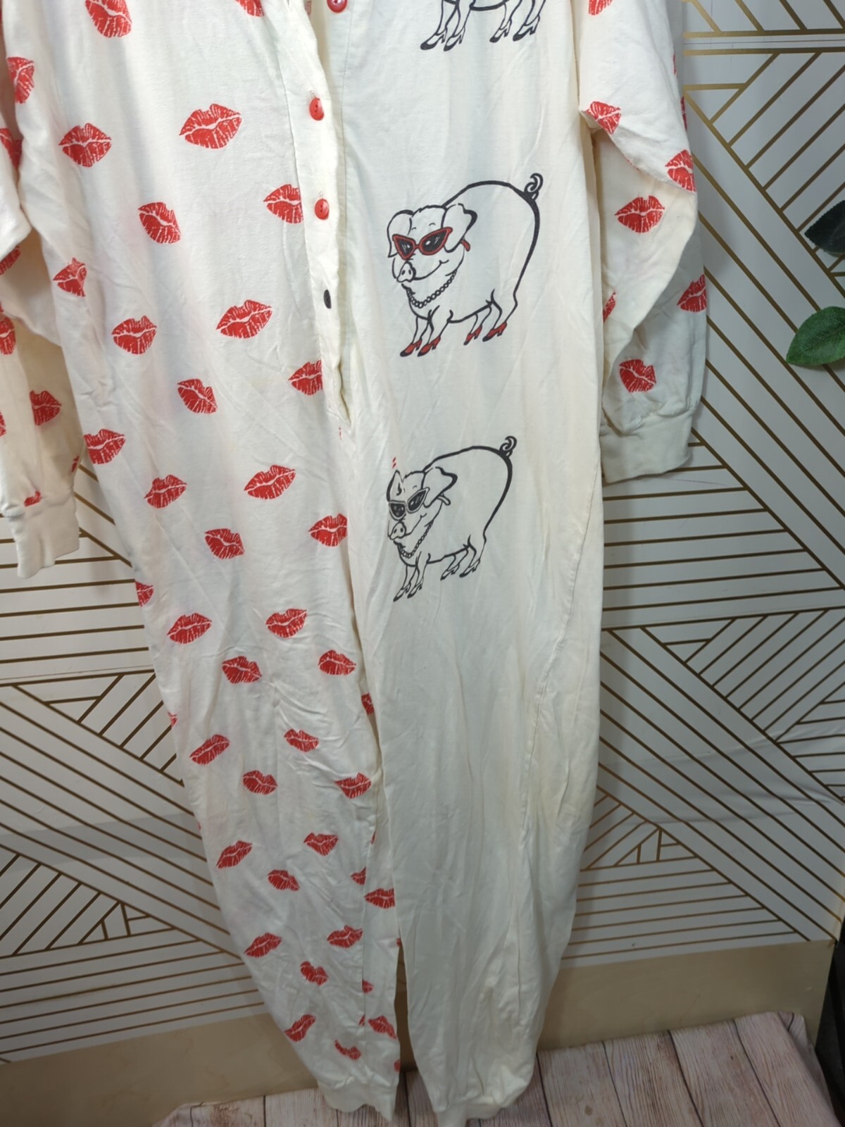 NAP BRAND Vintage One Piece Jumpsuit Sleeper Pigs Lips Kisses Button Up LARGE