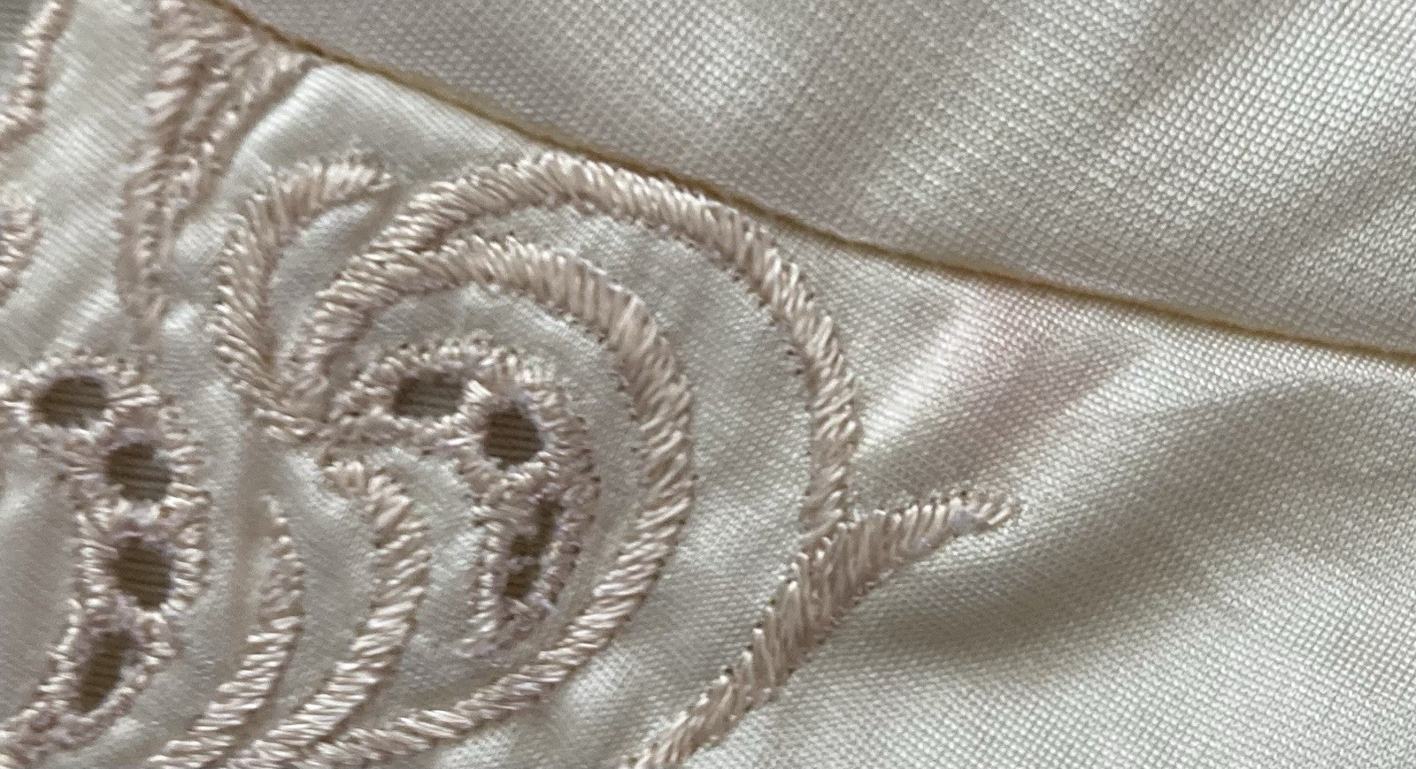 Vintage Vanity Fair Buttercream/Ivory Robe-Size Large-Buttons & Lace