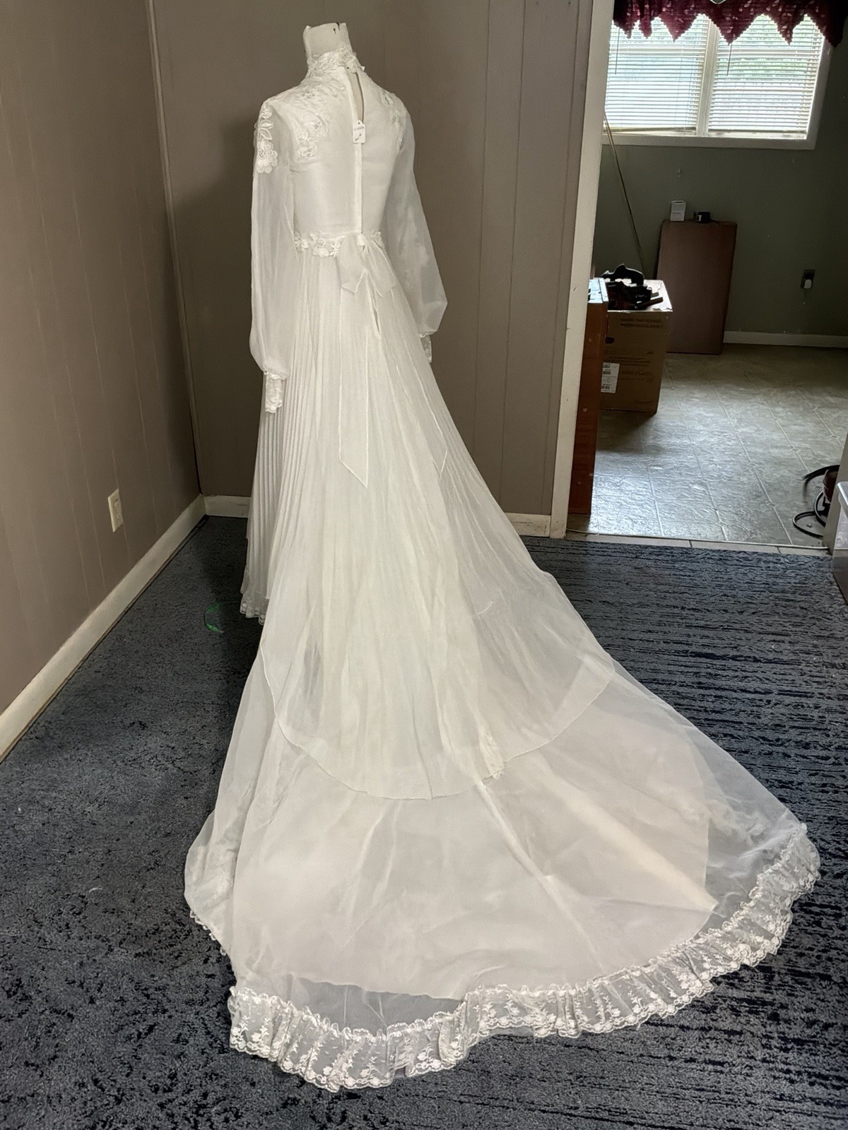1960’s Vintage Wedding Gown Regal Neckline Delicate Lace Petite XS