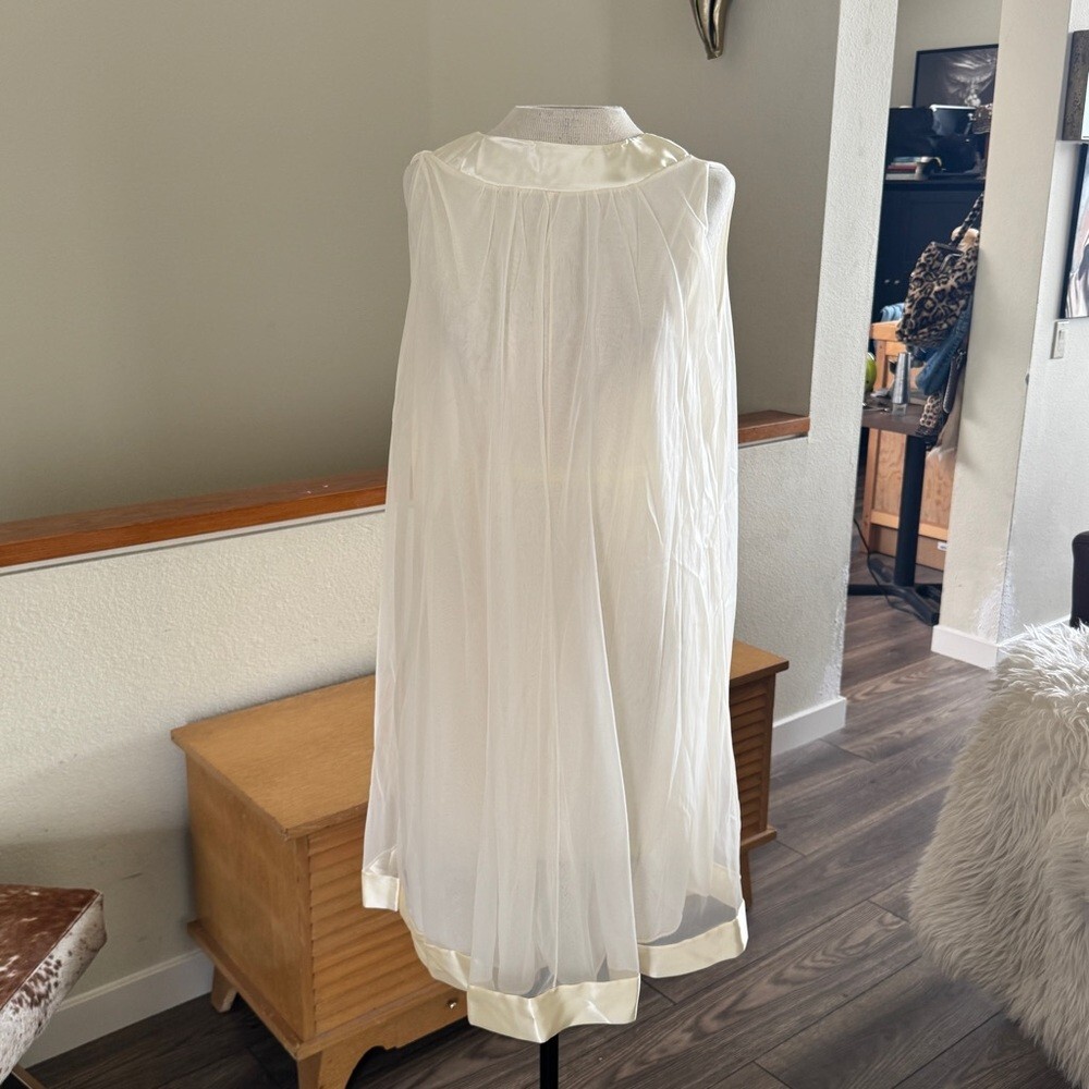 1960s Vintage Pale Almond Yellow Gossard Short Peignoir Nightgown & Robe Set