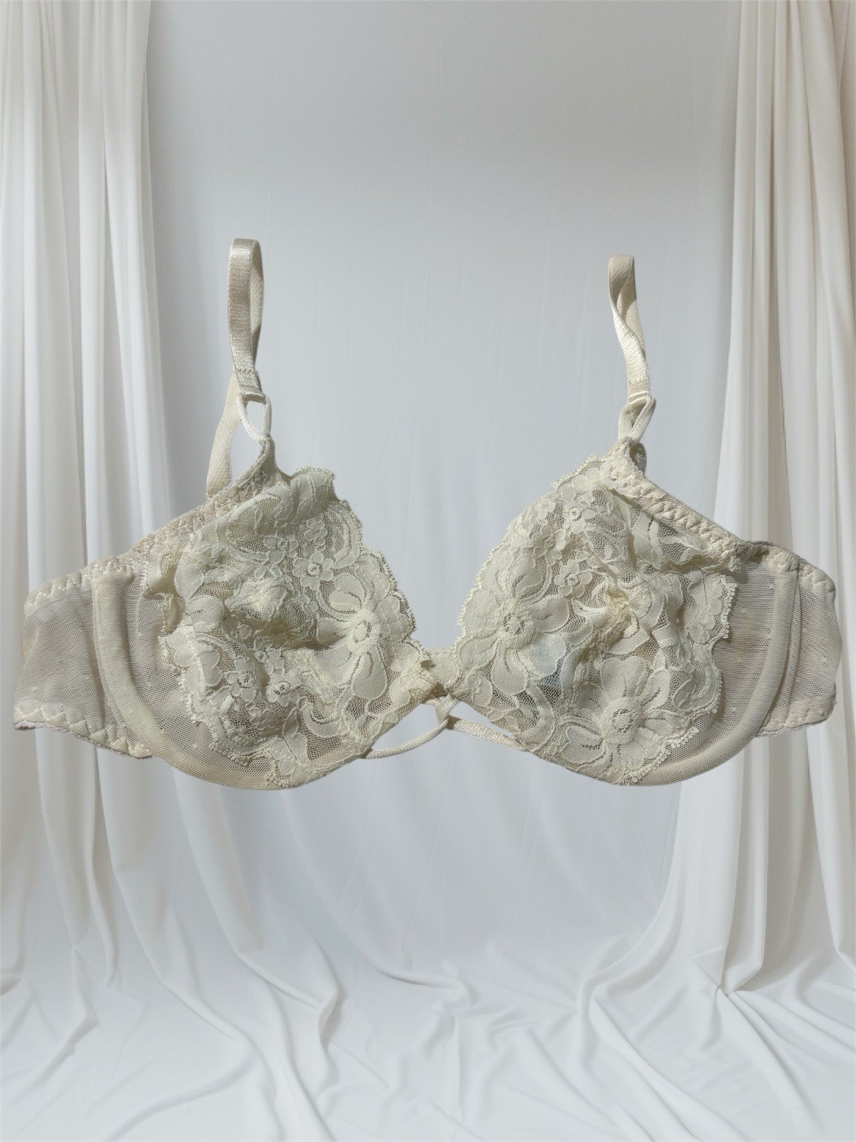 VTG 90s White Lace Bra Women’s Sz 32B (tag 34)