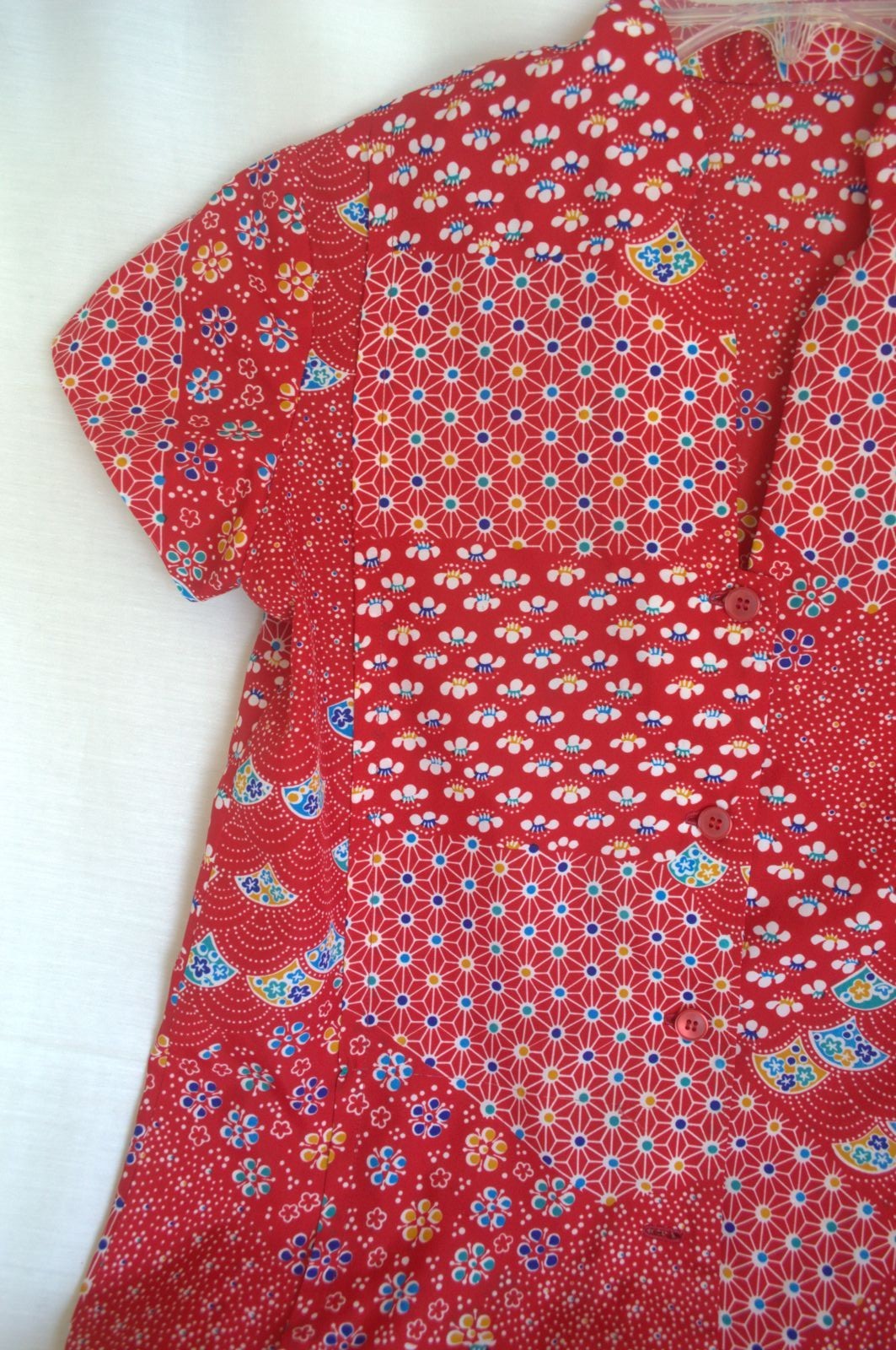 Free ship! Vintage 1960’s women’s red cap sleeve shirt Asian inspired polyester
