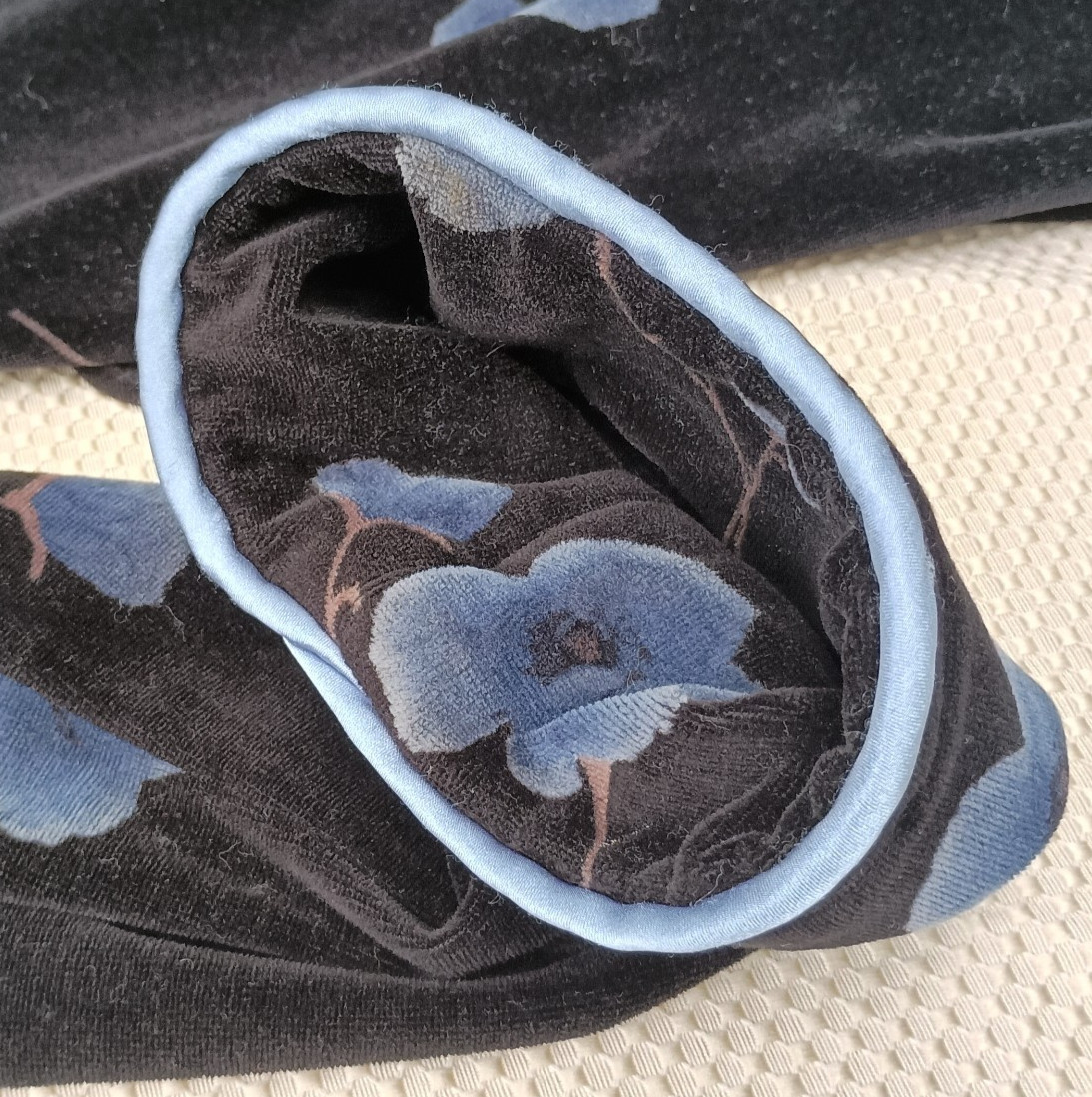 VTG 1990s Black Velvet X/S Night Gown Robe Blue Flowers Diamond Tea Union Made