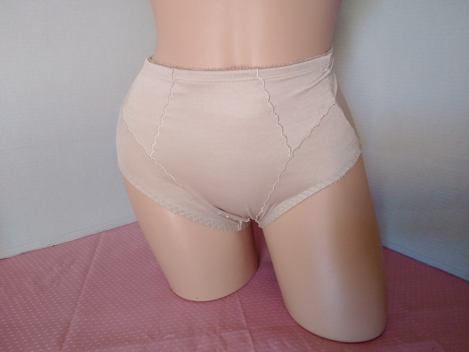 Vintage Lily Of France Underscene Shiny Satin Body Shaper Nude SZ Small Styl 823