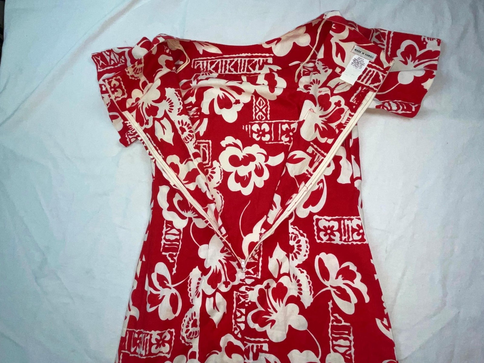 VTG 60S 70S WOMENS S FLORAL FLOWER PRINT RED WHITE COTTON HAWAIIAN DRESS