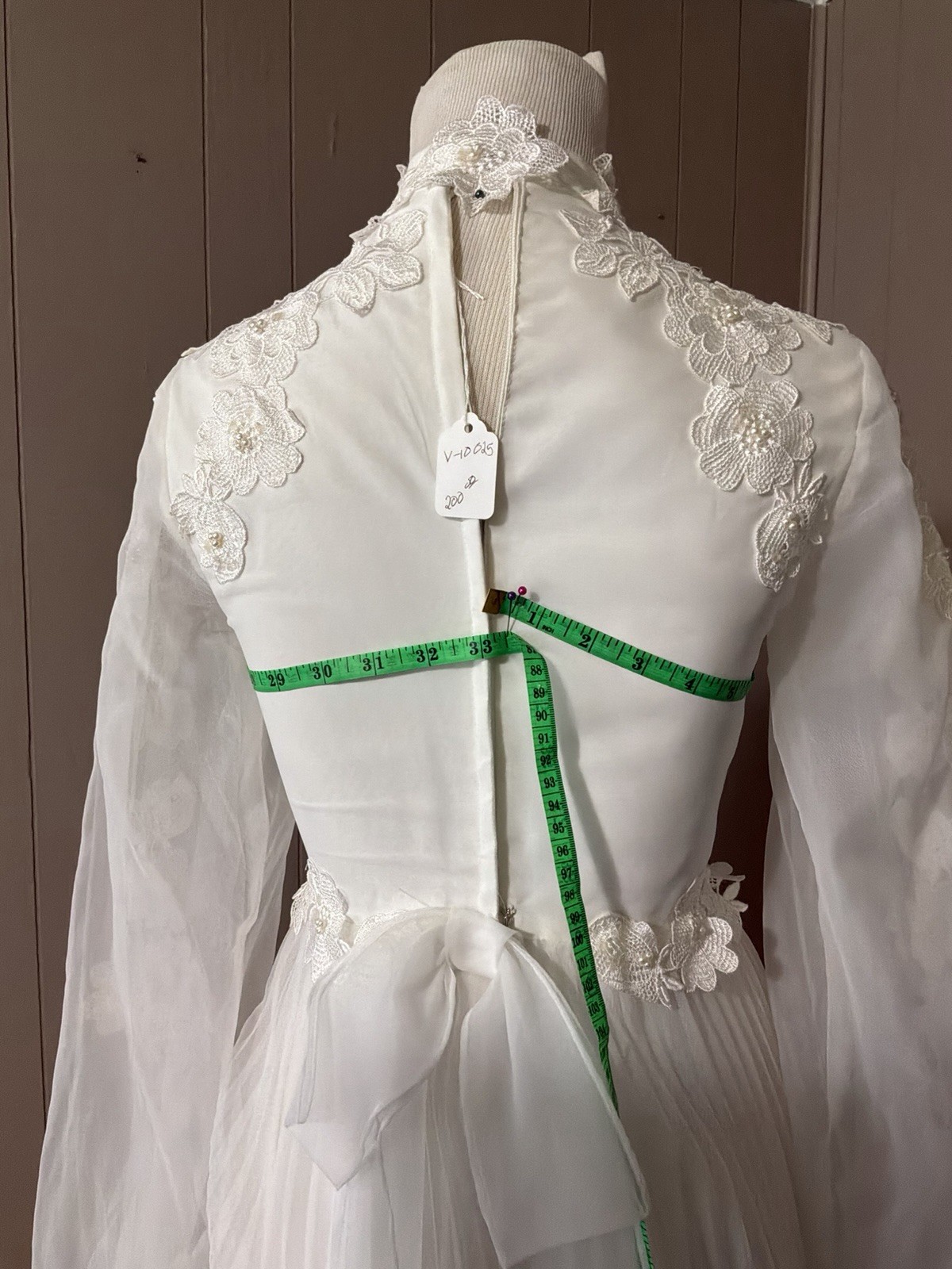 1960’s Vintage Wedding Gown Regal Neckline Delicate Lace Petite XS
