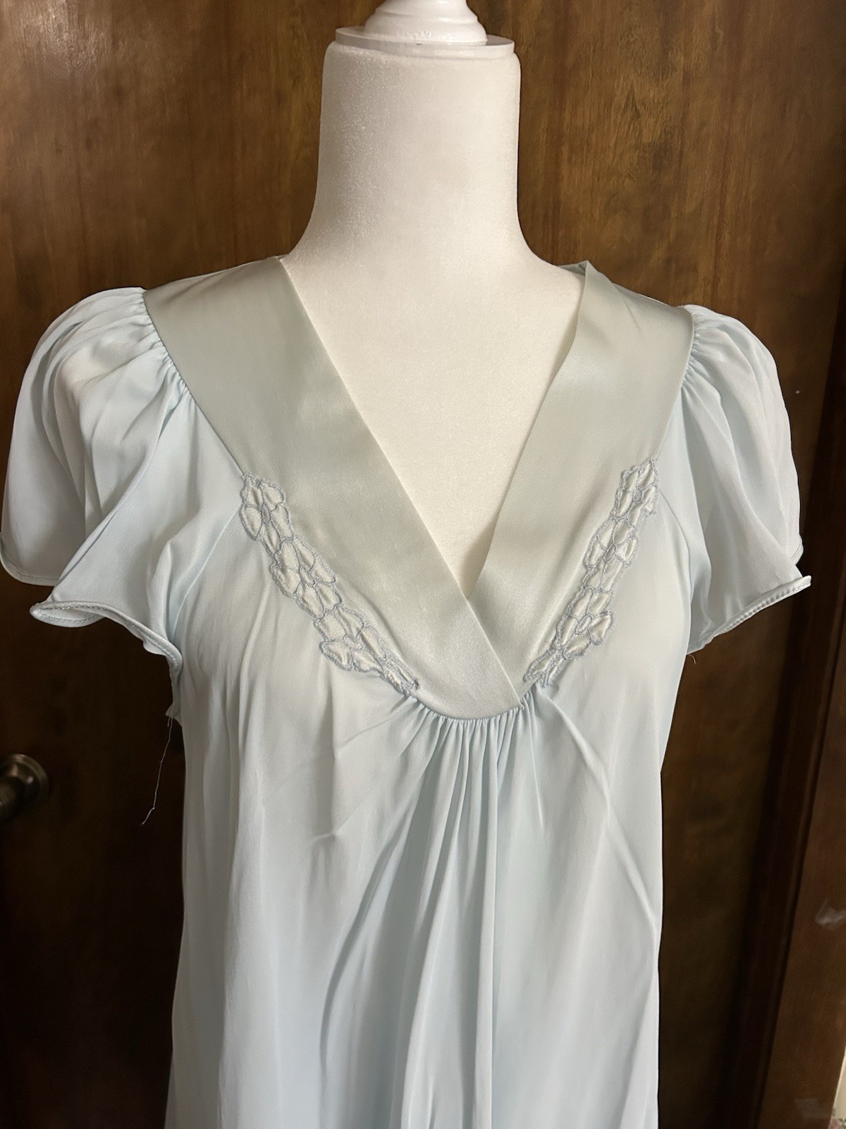VTG 1980’s Light Blue Nylon V-Neck Pretty Cap Sleeves SZ M Nightgown NICE