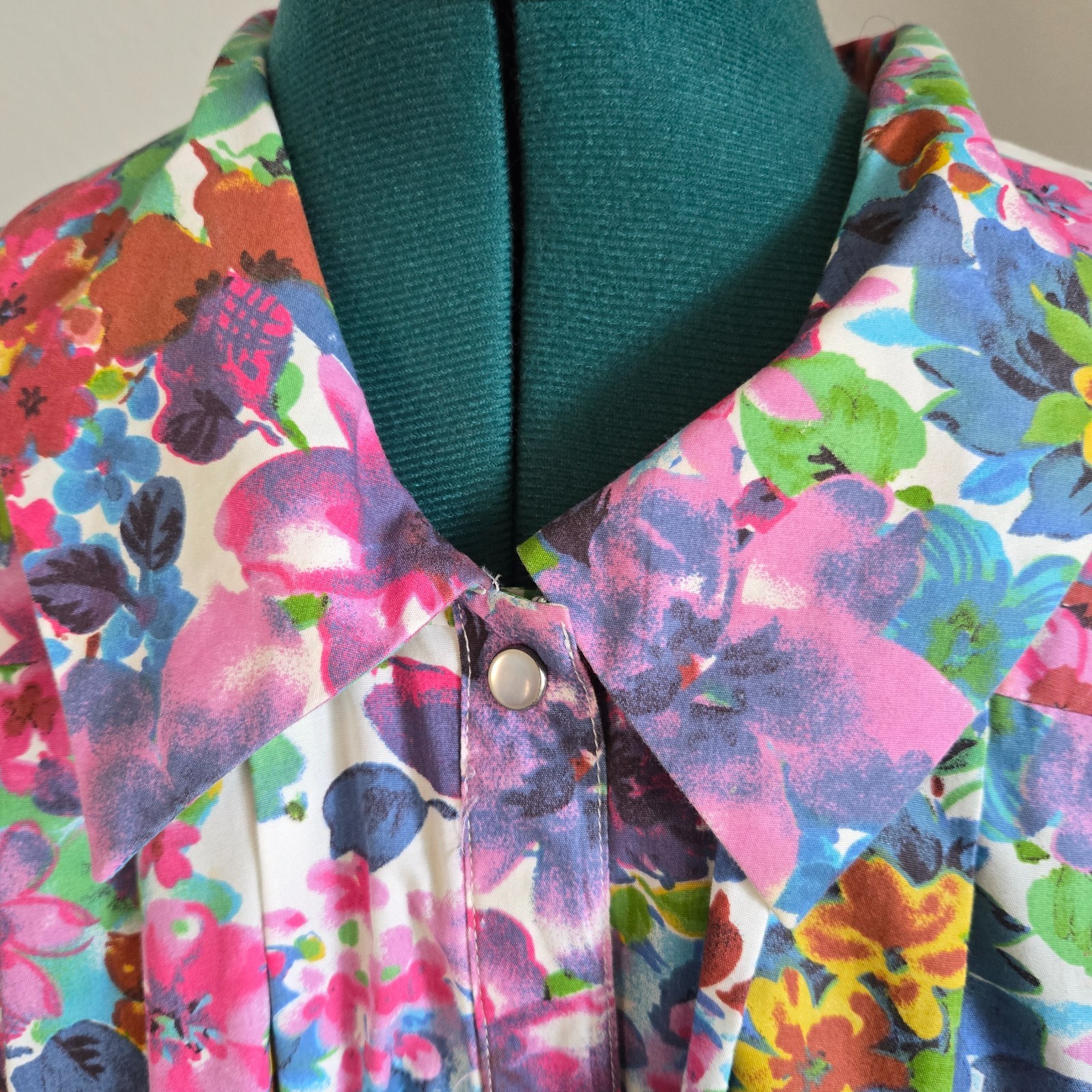 Models Coat VTG Housecoat Sz Large Floral Metal Snaps Pleated Shoulder Detail