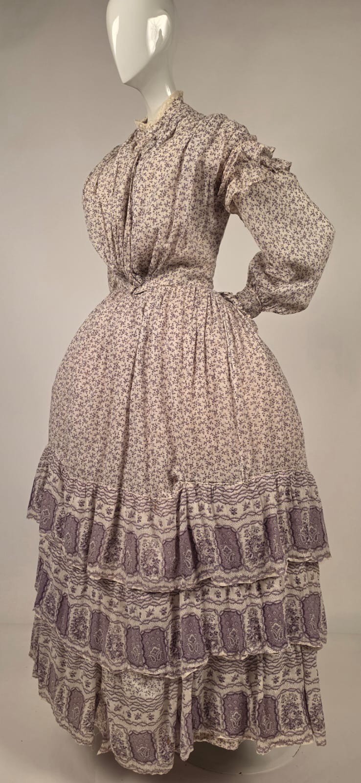 ROMANTIC 1850’S PRINT MUSLIN DRESS W TRIPLE FLOUNCE FULL VOLUME SKIRT