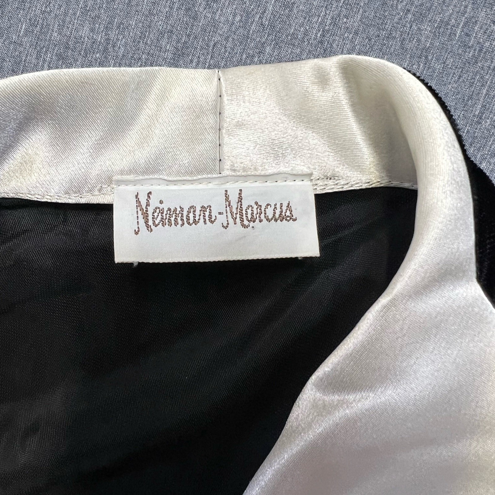 Vintage Neiman Marcus black velvet tuxedo coat W/satin lapel 70-80’s Glam Size 4