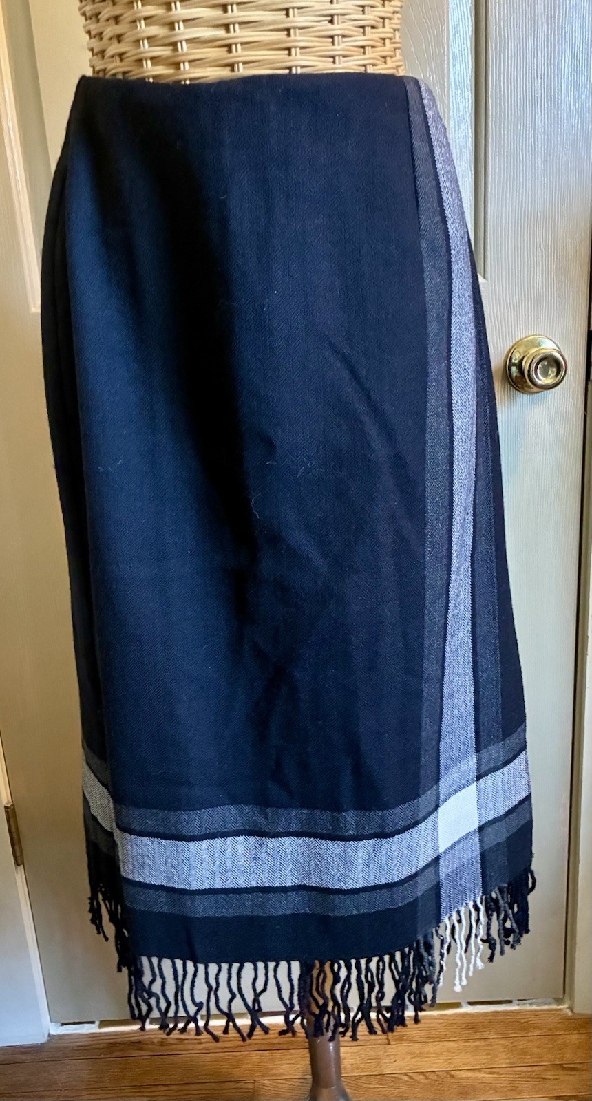 VTG DAVID N 100% Wool Women’s Straight Wrap Skirt Fringe Size 8 Black Gray
