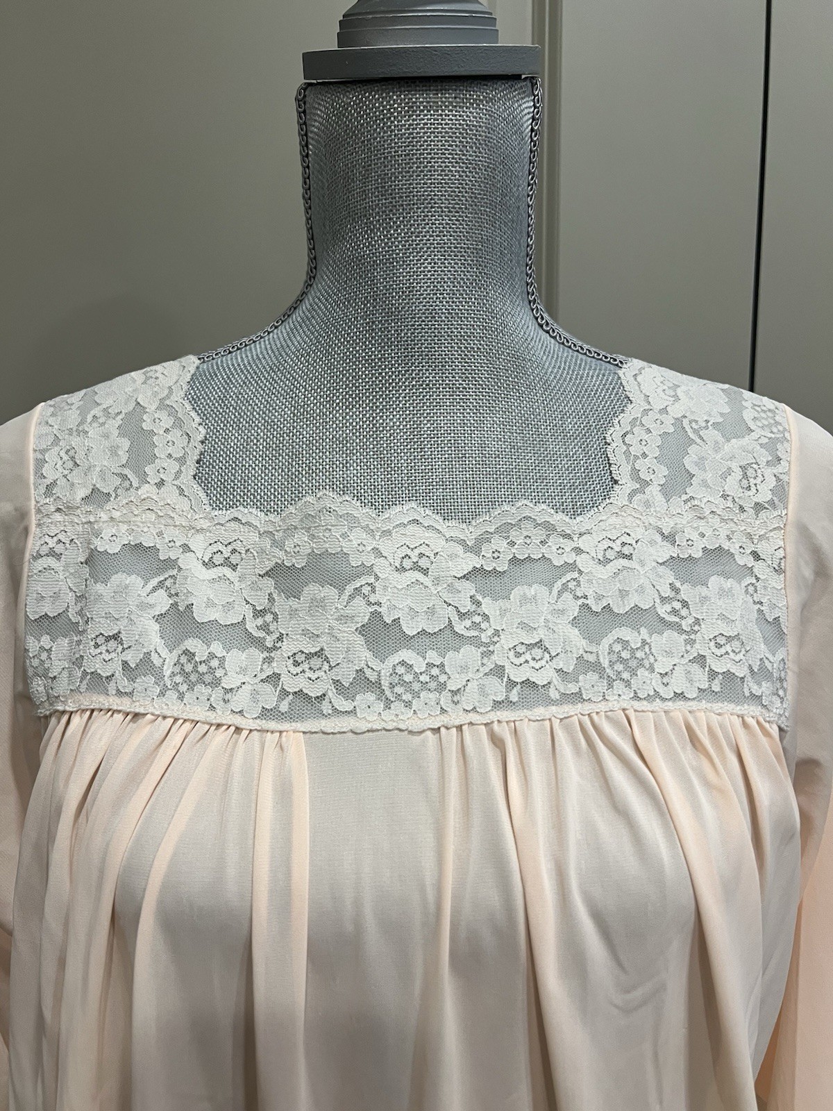 Colony Club Nightgown L Lace Floral Robe Pastel Peach Granny Nylon 60’s 70’s