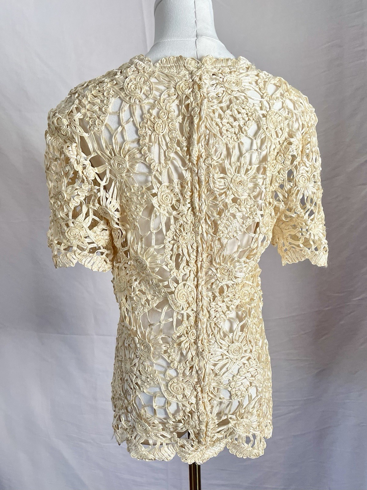 Vintage Boho ribbon crochet short sleeve shirt VTG 1950s Cream And Gold Metallic