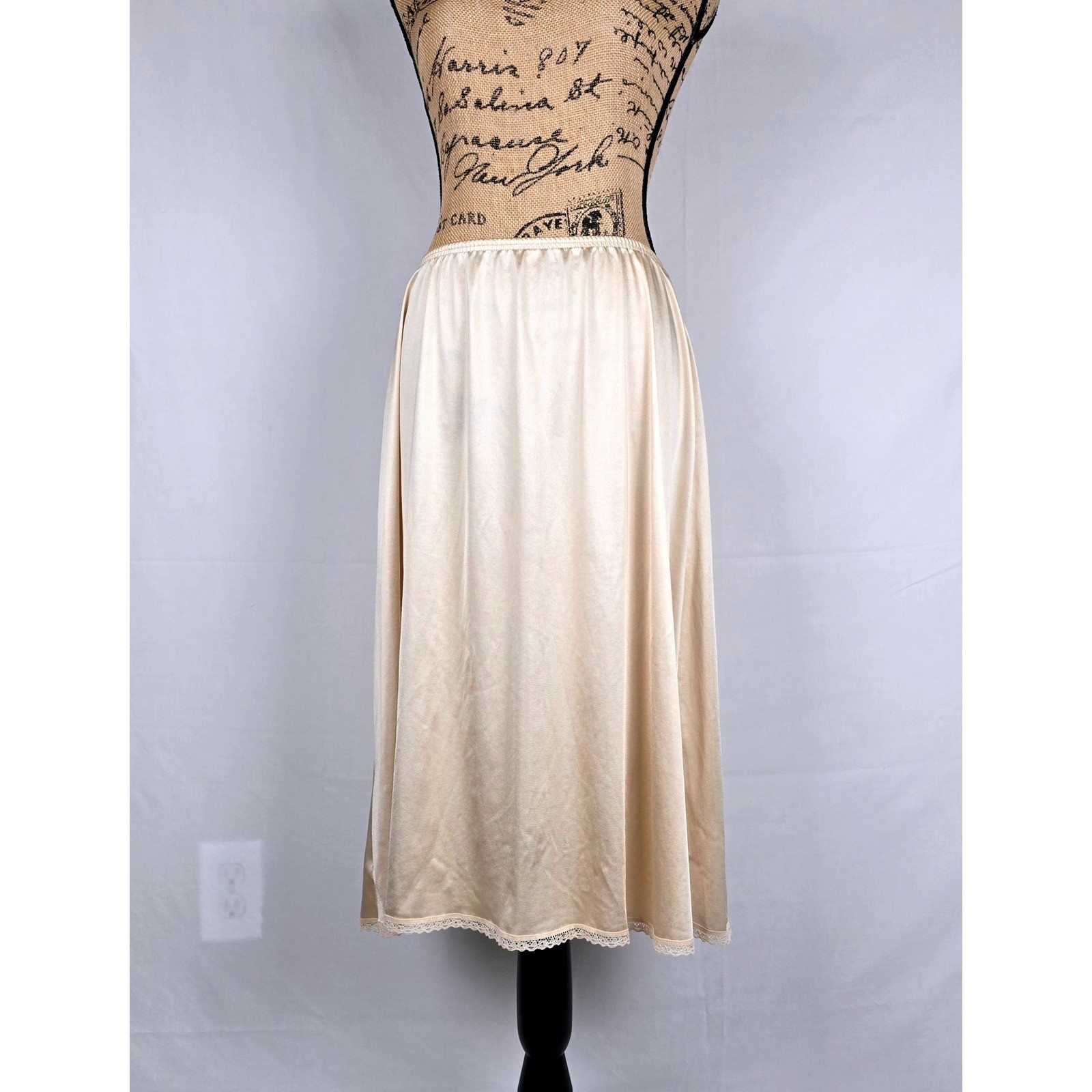 Vintage Vanity Fair Beige Antron III Nylon Lace Trim Half Slip Lingerie Large TT