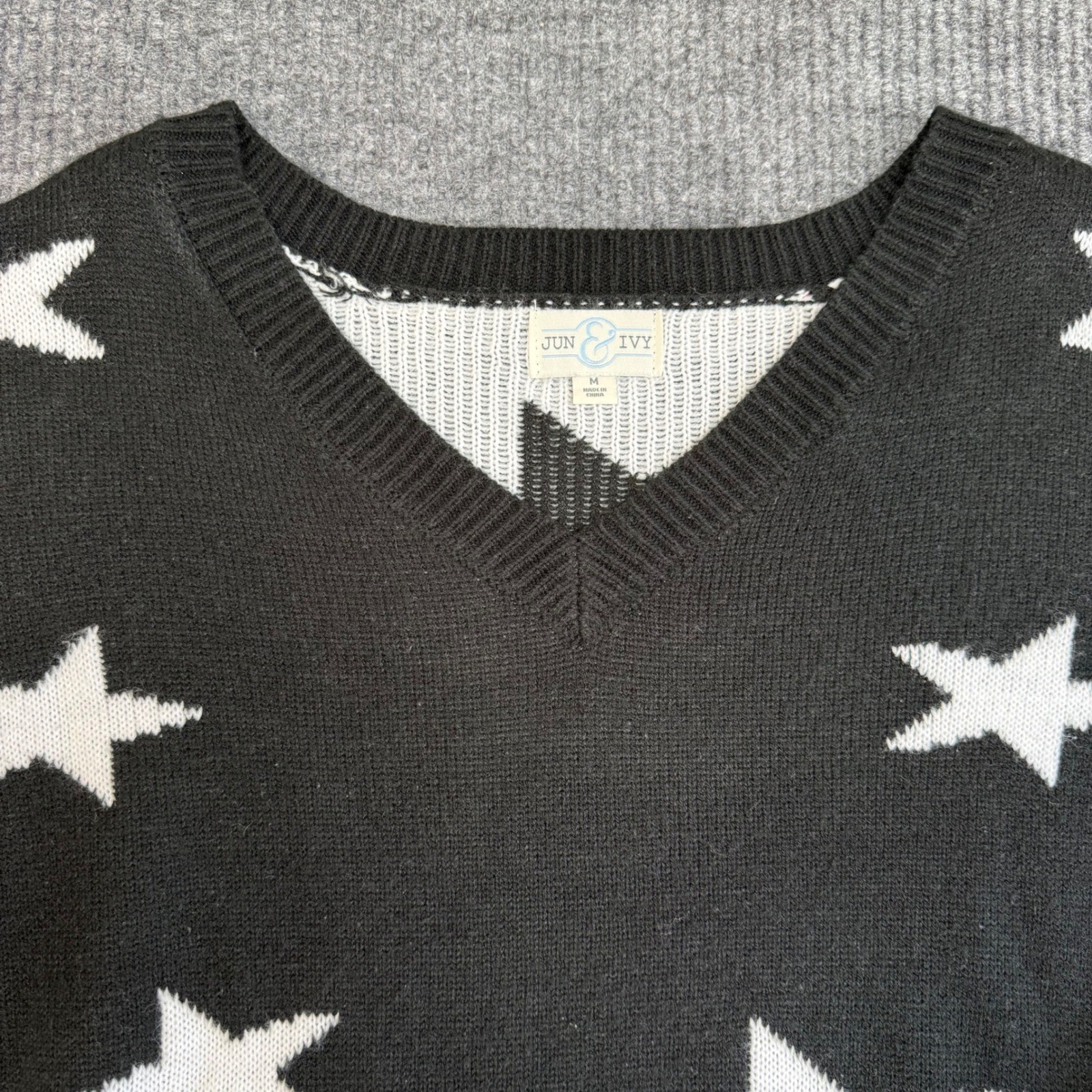 Jun & Ivy Medium Star Print V Neck Top Black White Lightweight Knit Fairy Grunge