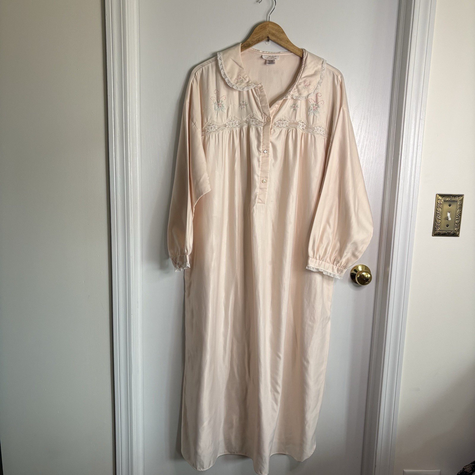 Vintage Lady Barbizon 1X Collared Lace Trim Embroidered Nightgown Cottagecore
