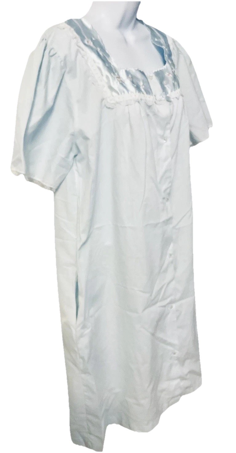 Vintage BARBIZON L Blue Lace Embroidered Satin Bow Pearl Button Pockets Robe