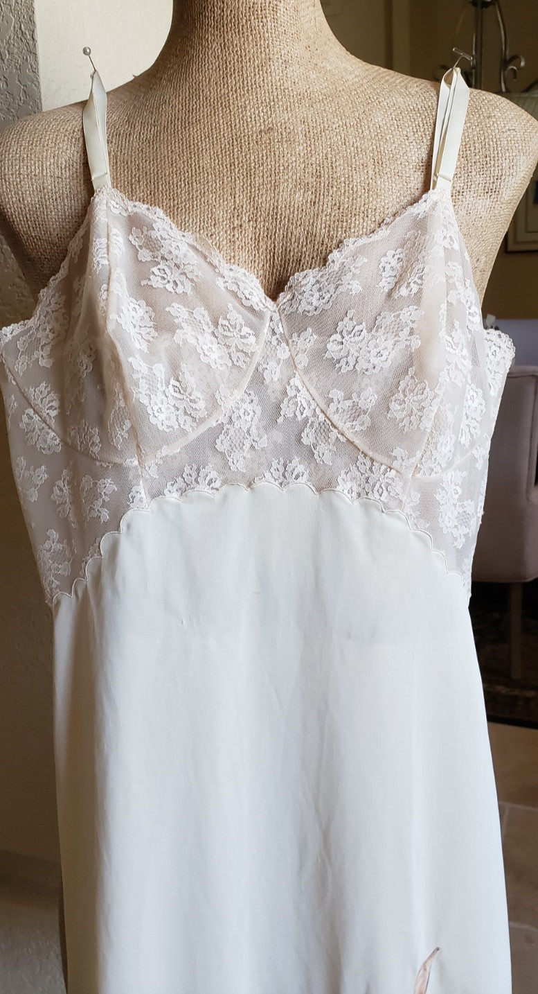 VNTG Bali Lacy Full Slip Ribbon Applique at Front & At Slit Back Nylon Sz 34 SH