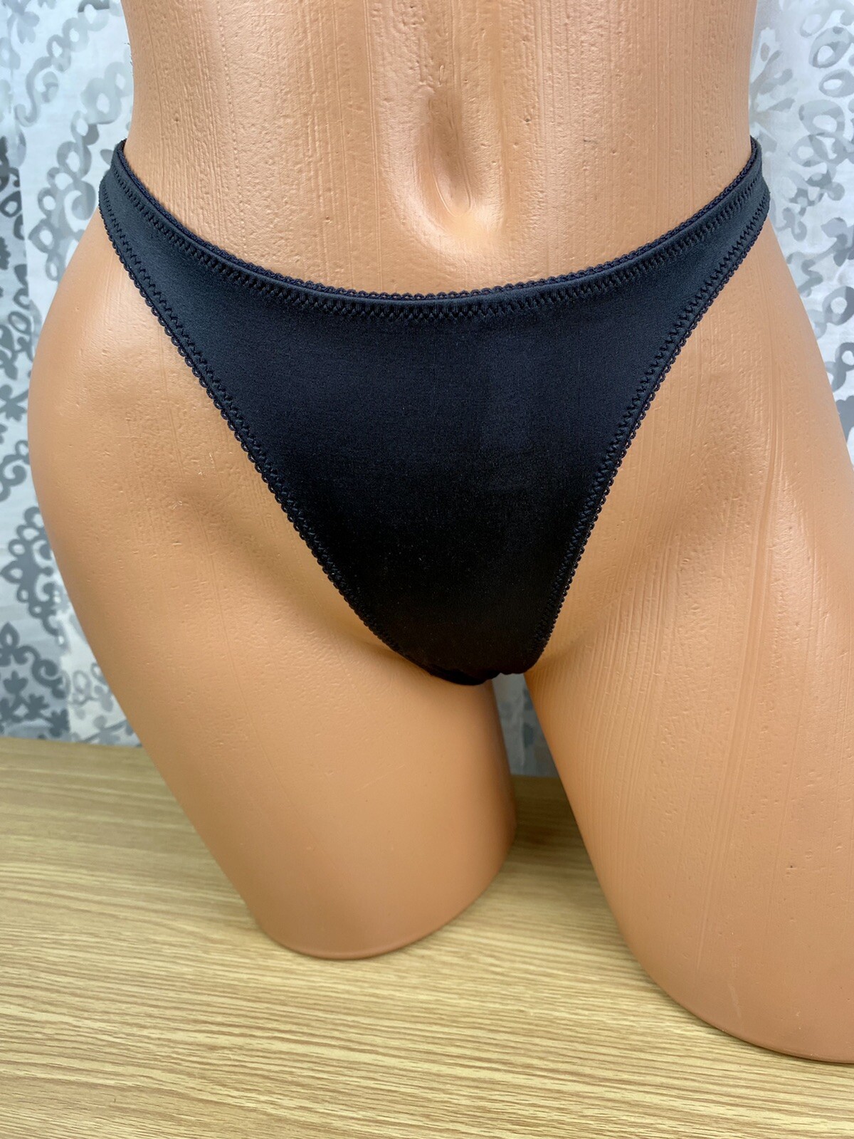 VICTORIA’S SECRET RARE SECOND SKIN SATIN VTG THONG PINK SATIN BOW TIE BACK XS/S