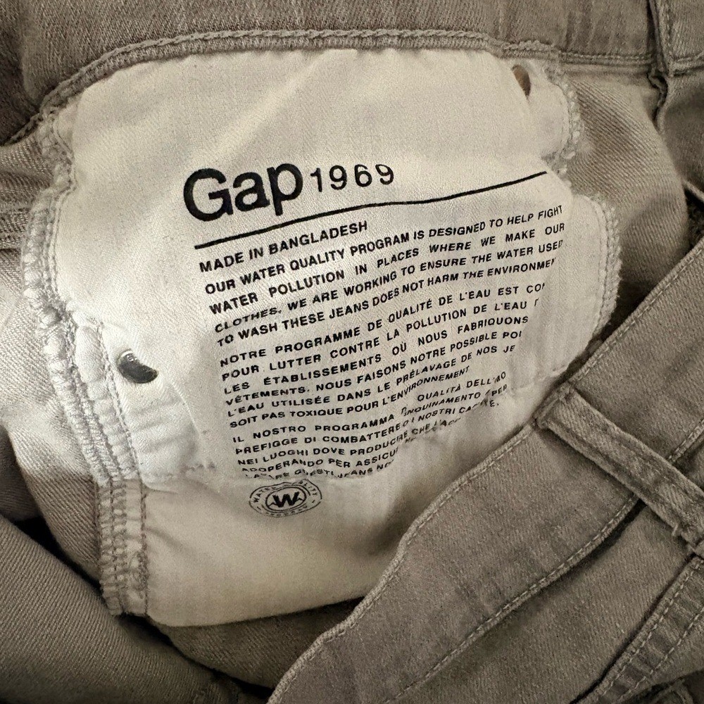 Gap 1969 Slim Denim Shorts | Size 33