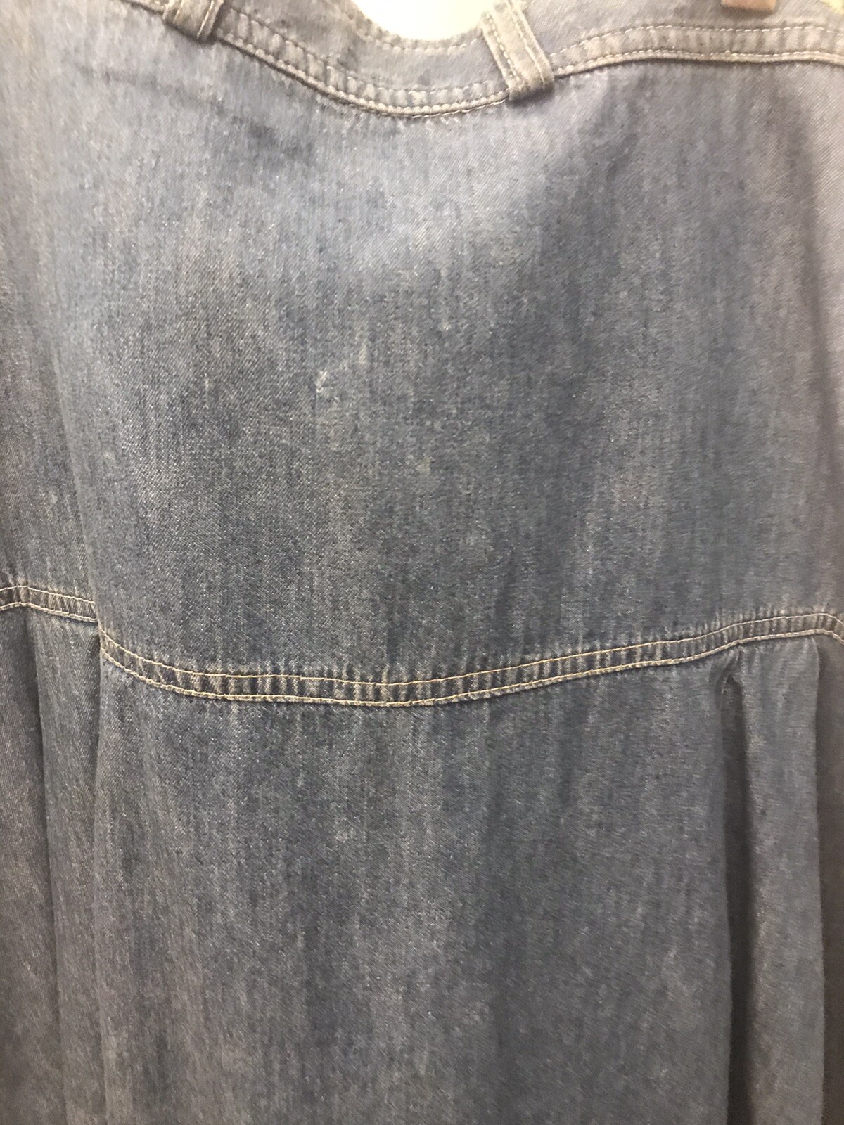 Stylish 26″ waist Avr La Acid Washed Denim Jean Skirt Midi Length. B68.