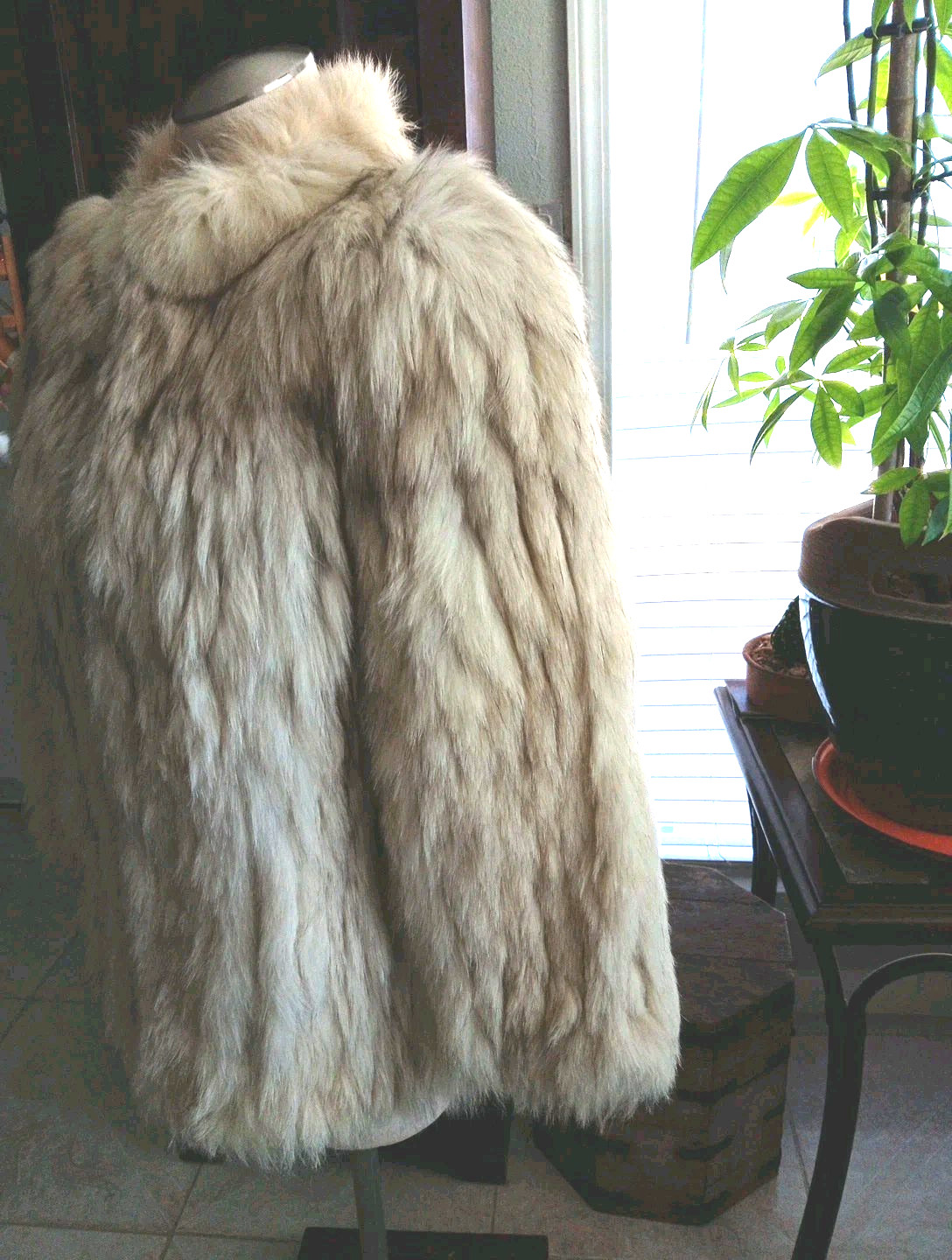 VINTAGE 1990’s SAGA IVORY FOX SHORT COAT XS-SML