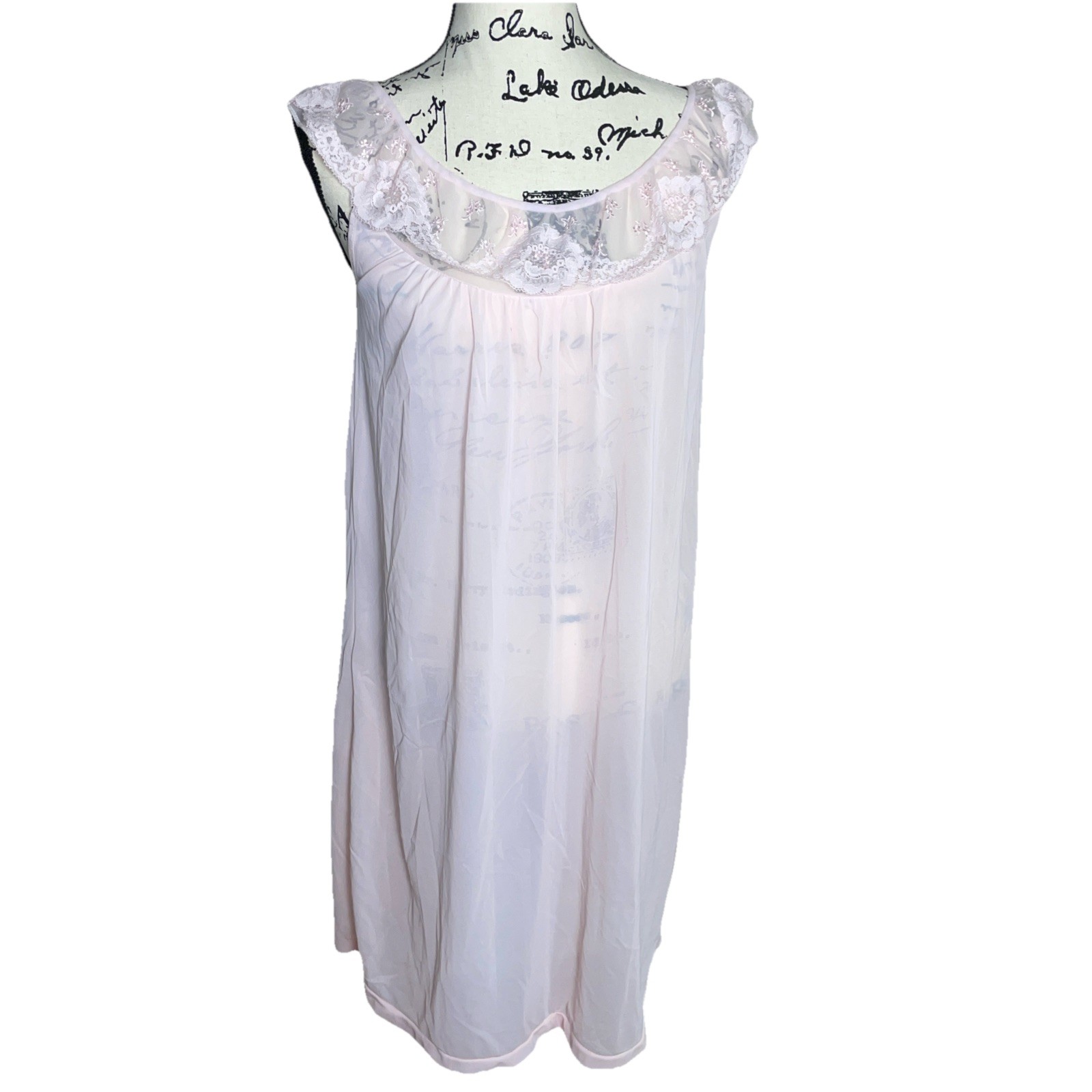 VTG Women’s Pale Pink Sz L Below Knee Lace & Embroidered Floral Neck Line Gown
