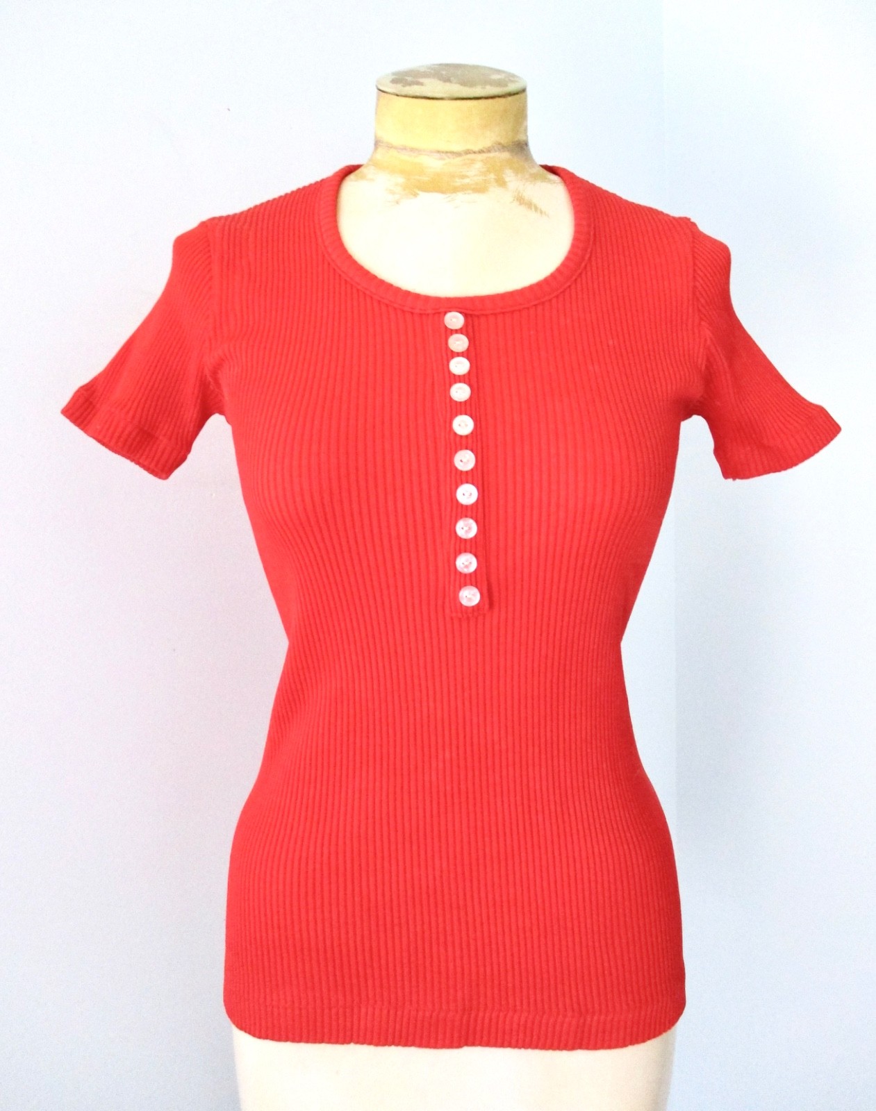Vtg 70s tomato red stretchy rib knit disco top scoop neck decorative buttons S