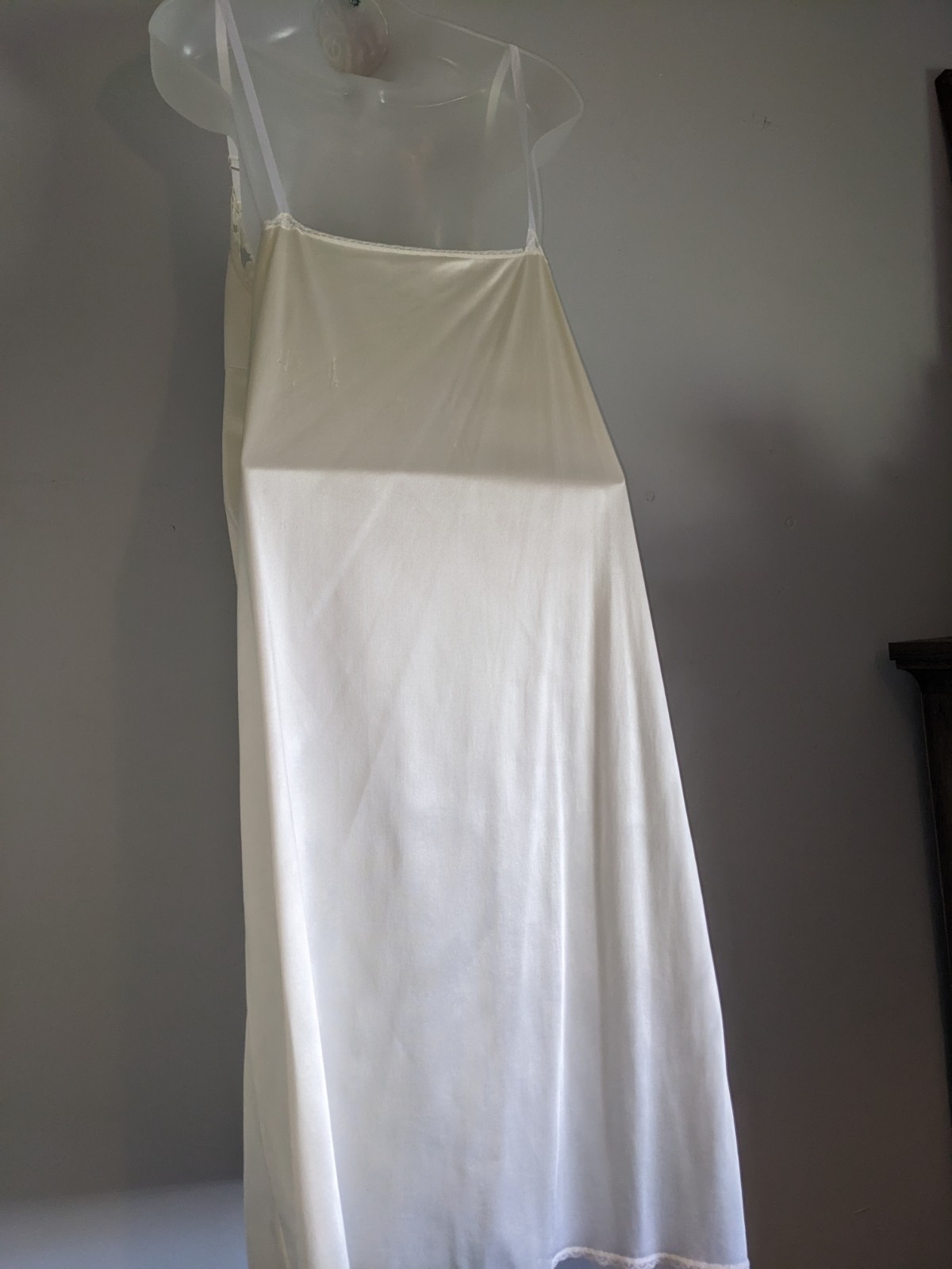 VASSARETTE VINTAGE WOMENS NYLON LACE TRIM SLIP LINGERIE IVORY UNDERGARMENT SZ 38