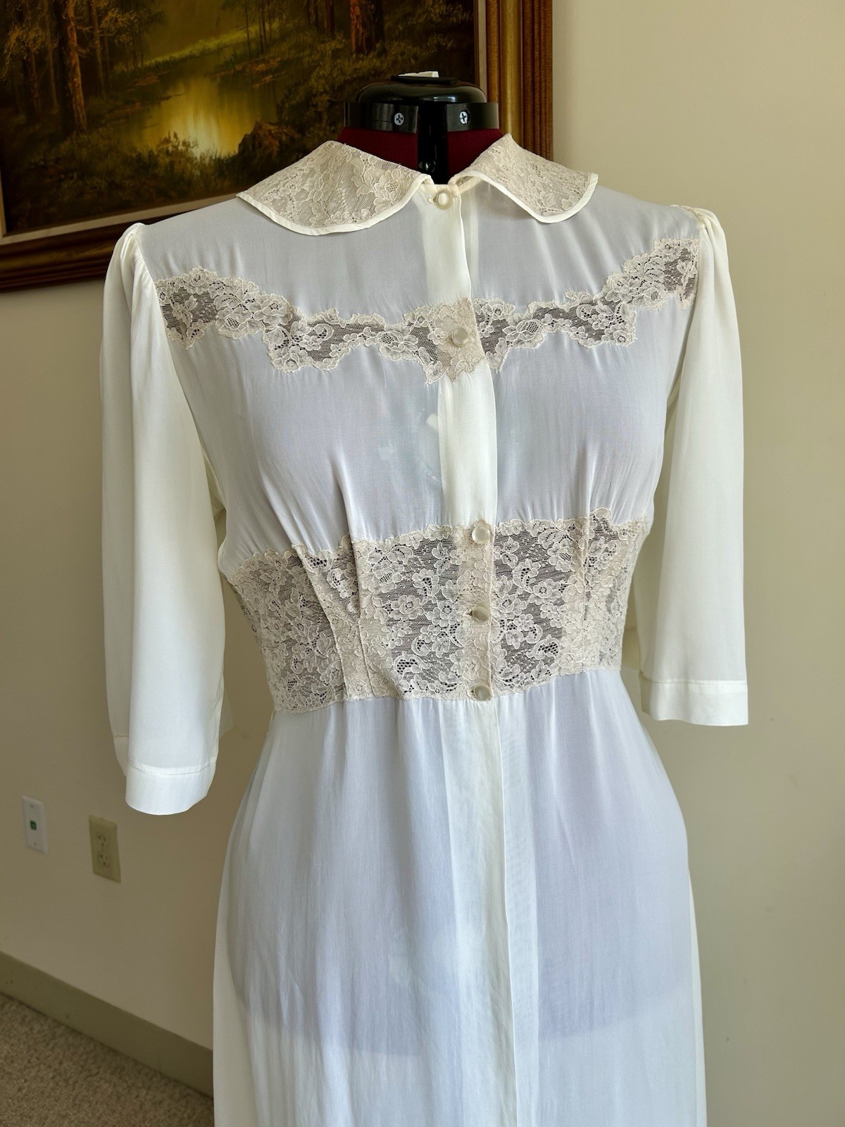 1940/50s Hollywood style dressing robe size M/L. Ivory rayon, beige cotton lace.