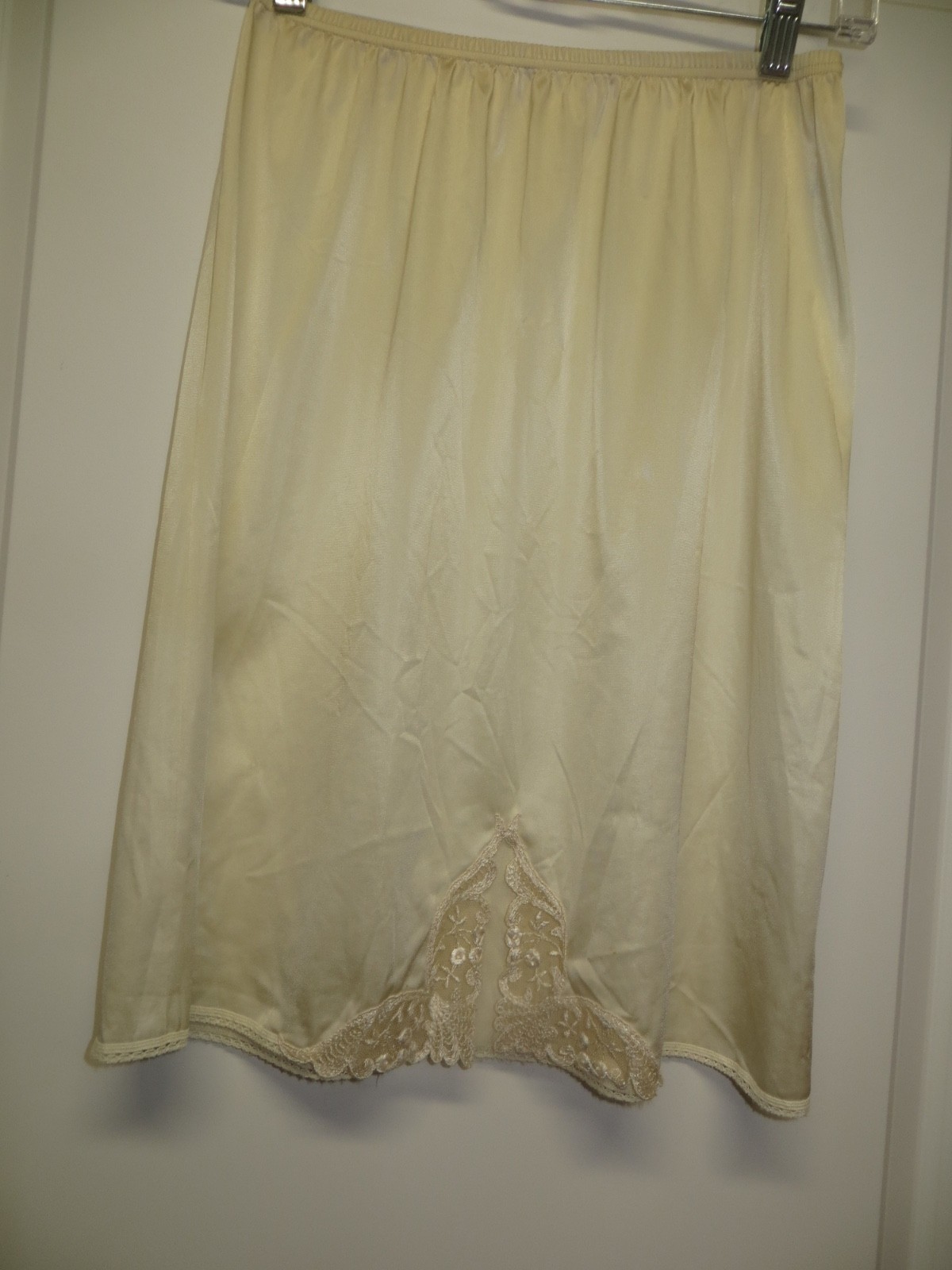 Vintage Vanity Fair Half Slip – Off-White Color – Size Medium – 22″ Long