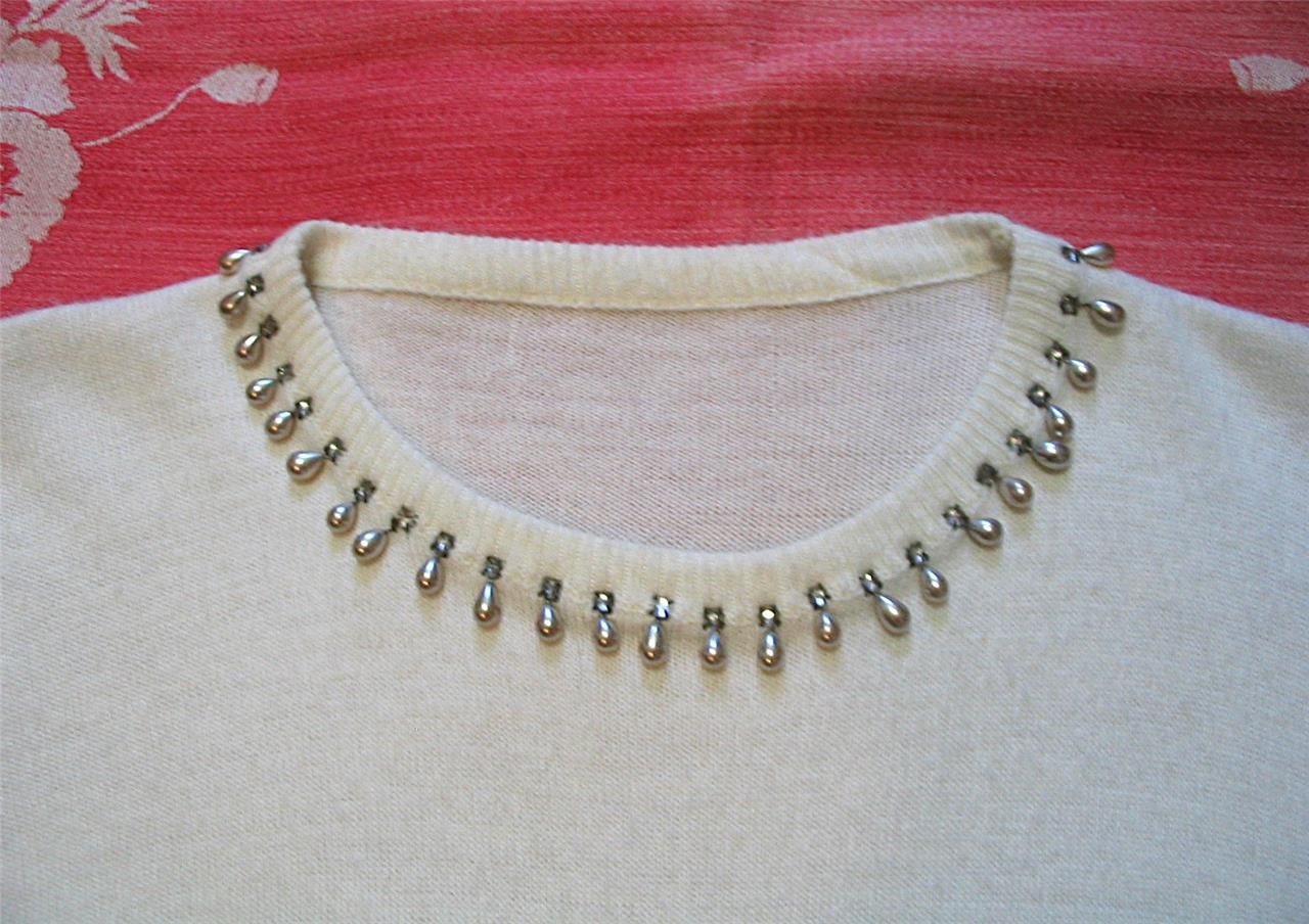 VINTAGE 1950S~ WHITE ORLON SHORT SLEEVE SWEATER TOP~ FAUX PEARL NECKLINE~34~S