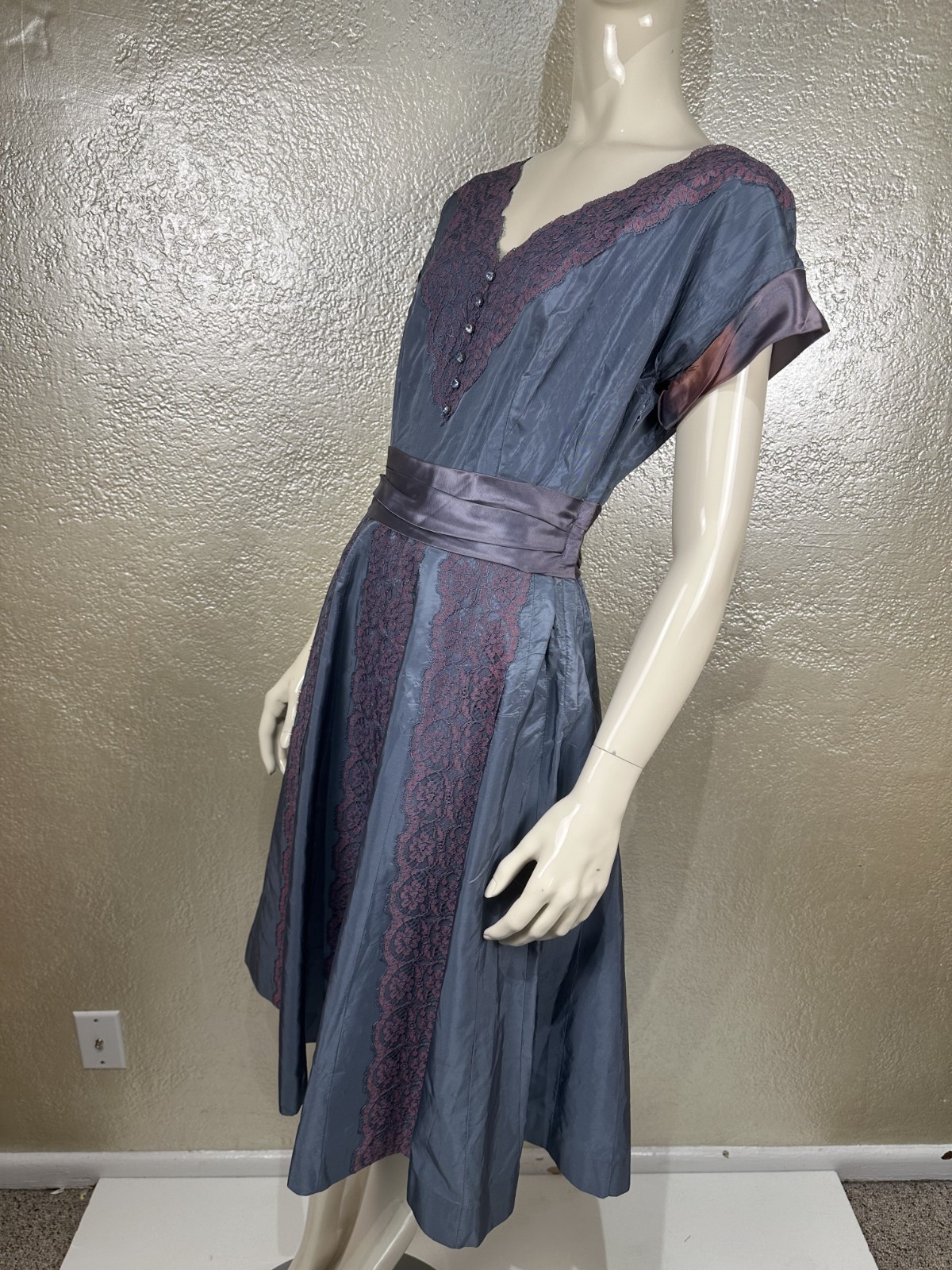 Vintage 1940’s Ladies Handmade Iridescent Purple Taffeta & Silk Dress Lace S