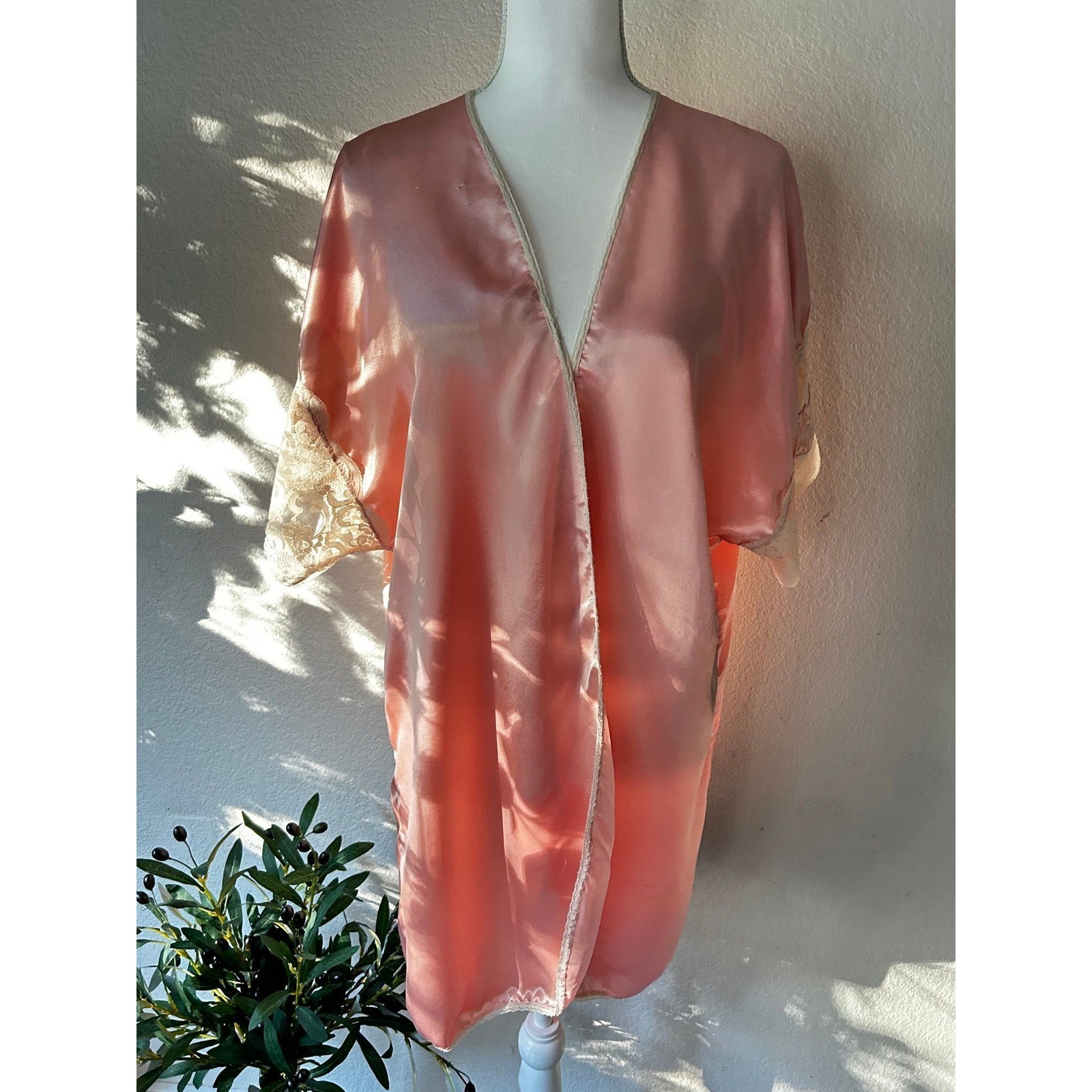 Wendy Ann Vintage Pink Satin Robe Lace Trim Floral Embroidery Medium