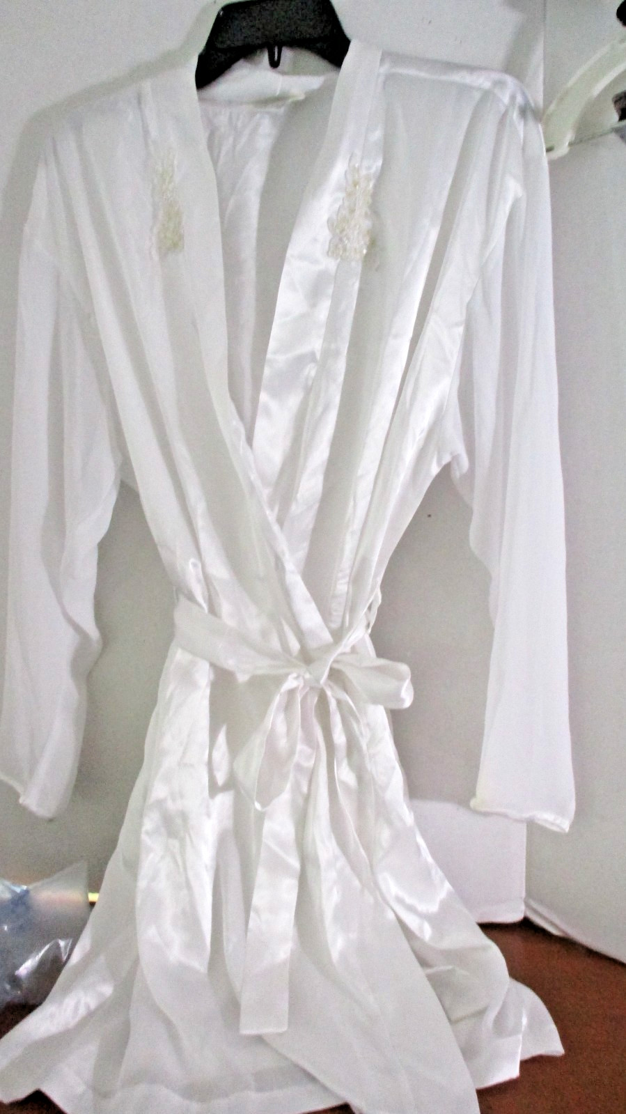DENTELLE Vintage WHITE SATIN EMBELLISHED ROBE w/ Beads~ Women’s Large