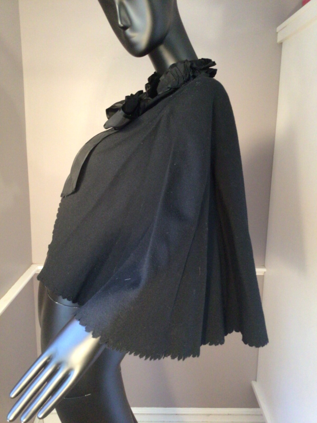 Authentic Vintage Victorian Black Wool Caplet Ruffled Collar & Ribbon Tie (E-32)