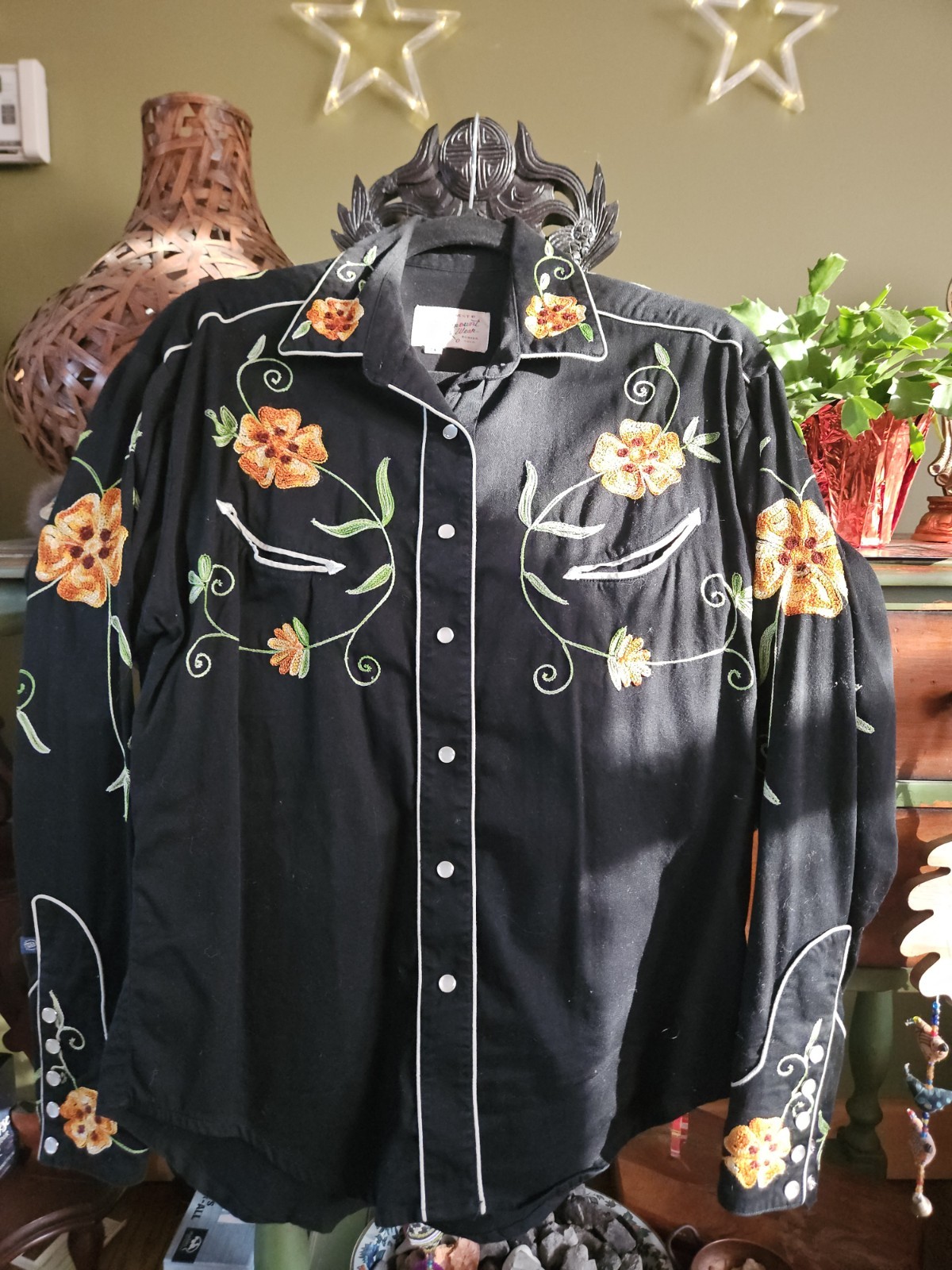 Vintage Rockymount Shirt M Black w Embroidered Flowers & Mother of Pearl Buttons