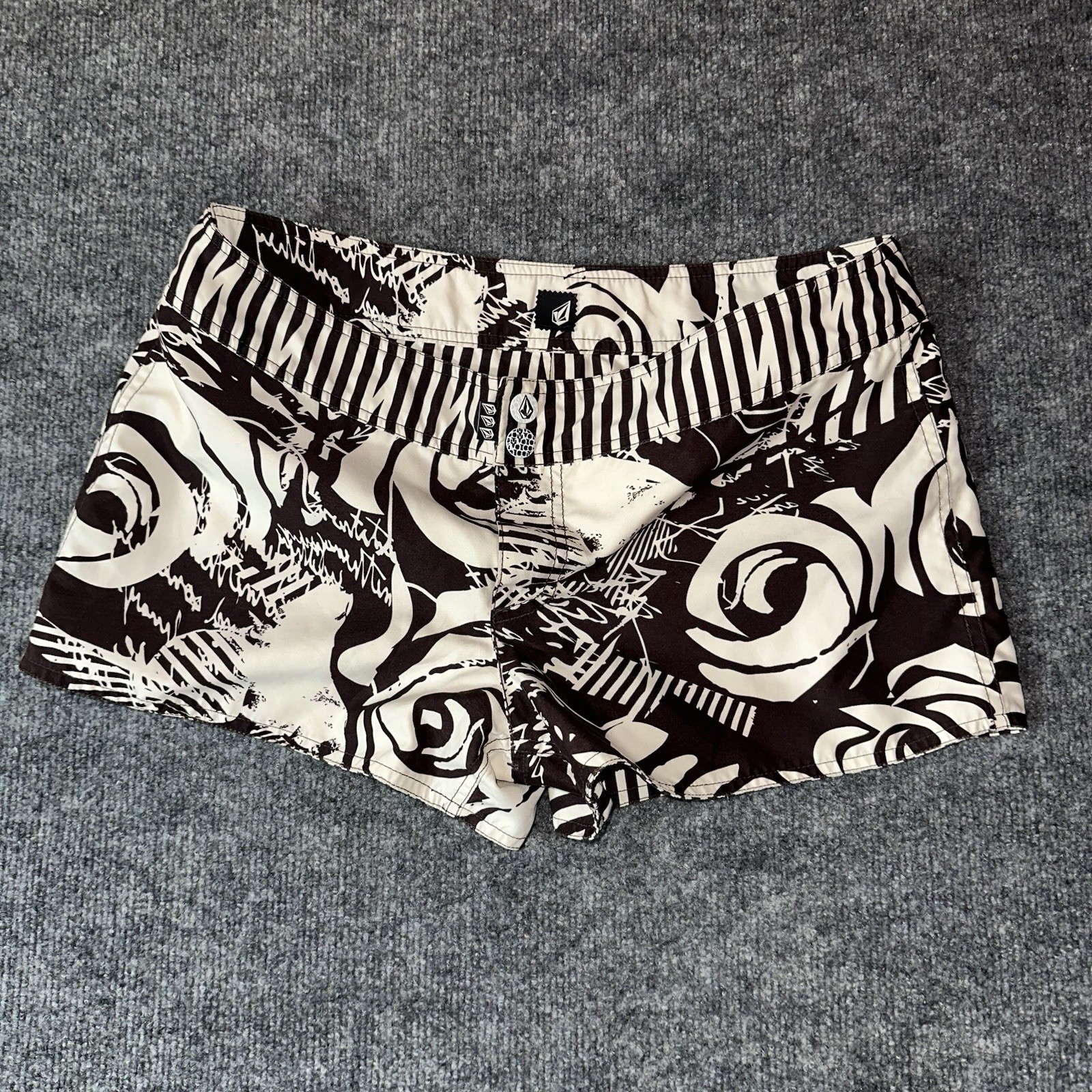 Vintage Y2K Volcom Women’s Low Rise Reversible Geometric Rose Board Shorts Sz M