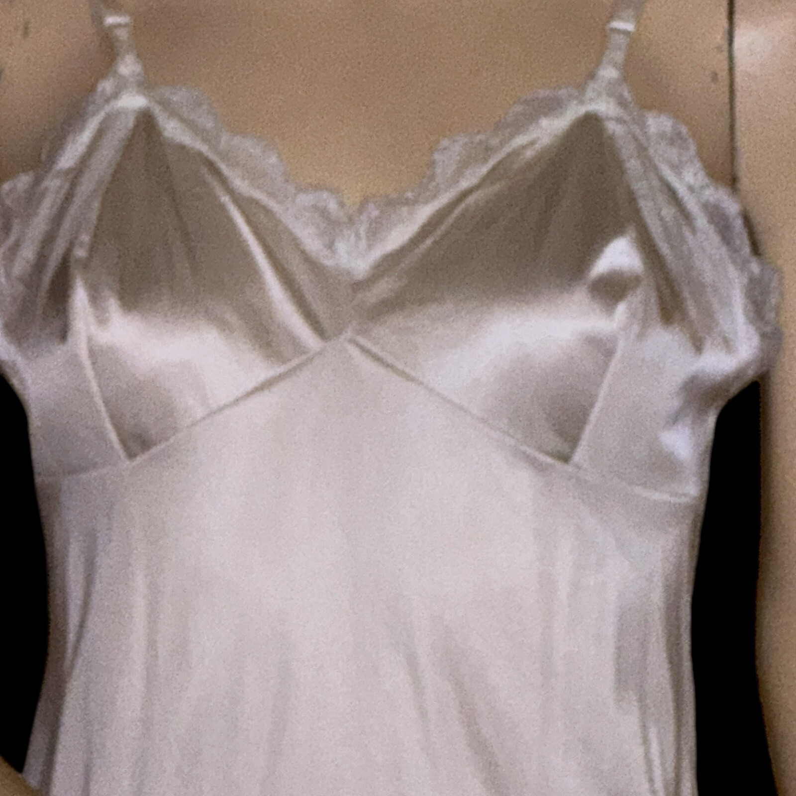 Vintage VANITY FAIR Ivory Lacy Nylon Full Slip Sz 34
