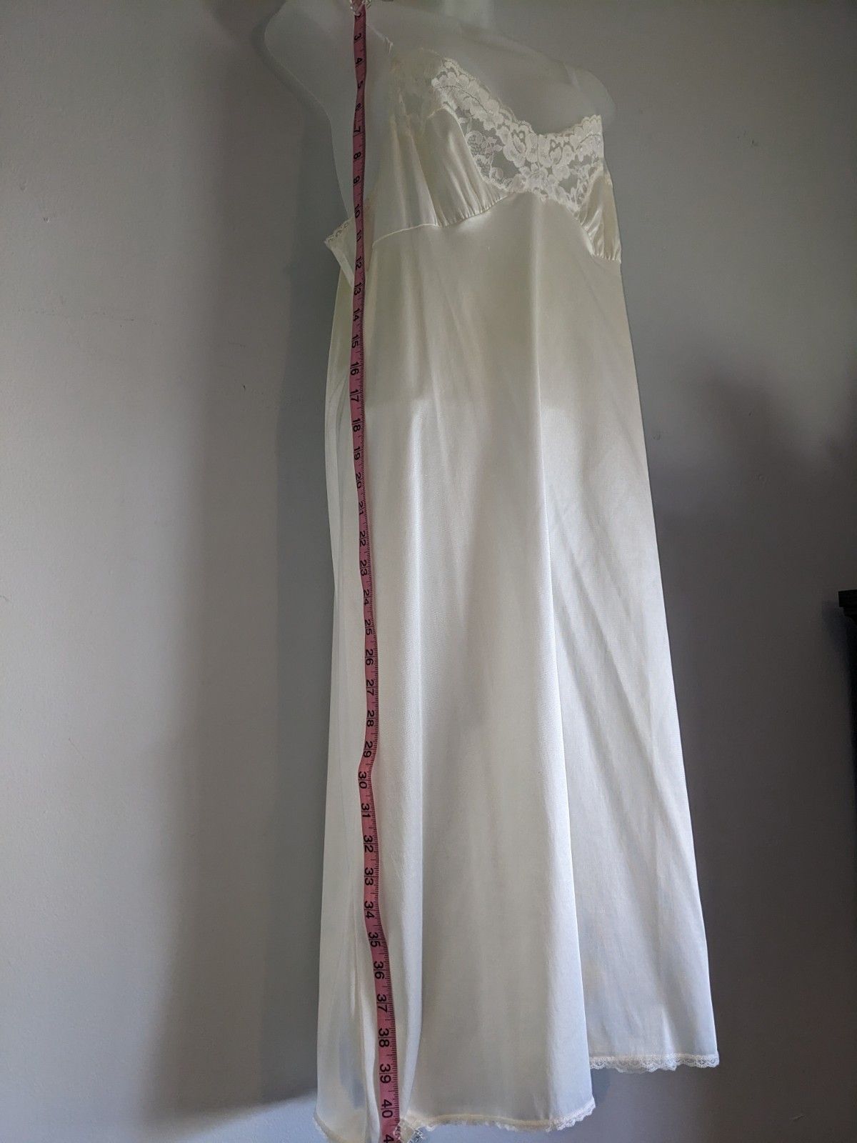 VASSARETTE VINTAGE WOMENS NYLON LACE TRIM SLIP LINGERIE IVORY UNDERGARMENT SZ 38