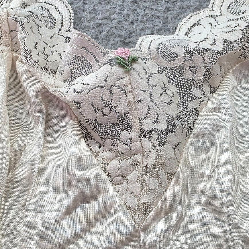 Vtg Maidenform Chantilly Lace Camisole 32 Beige Coquette Babydoll Y2K Made USA