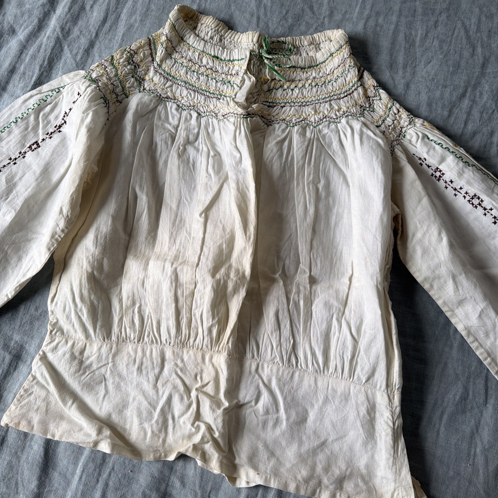 Rare 50s Women’s Vintage Embroidered Blouse Floral Cotton Smocked Neckline